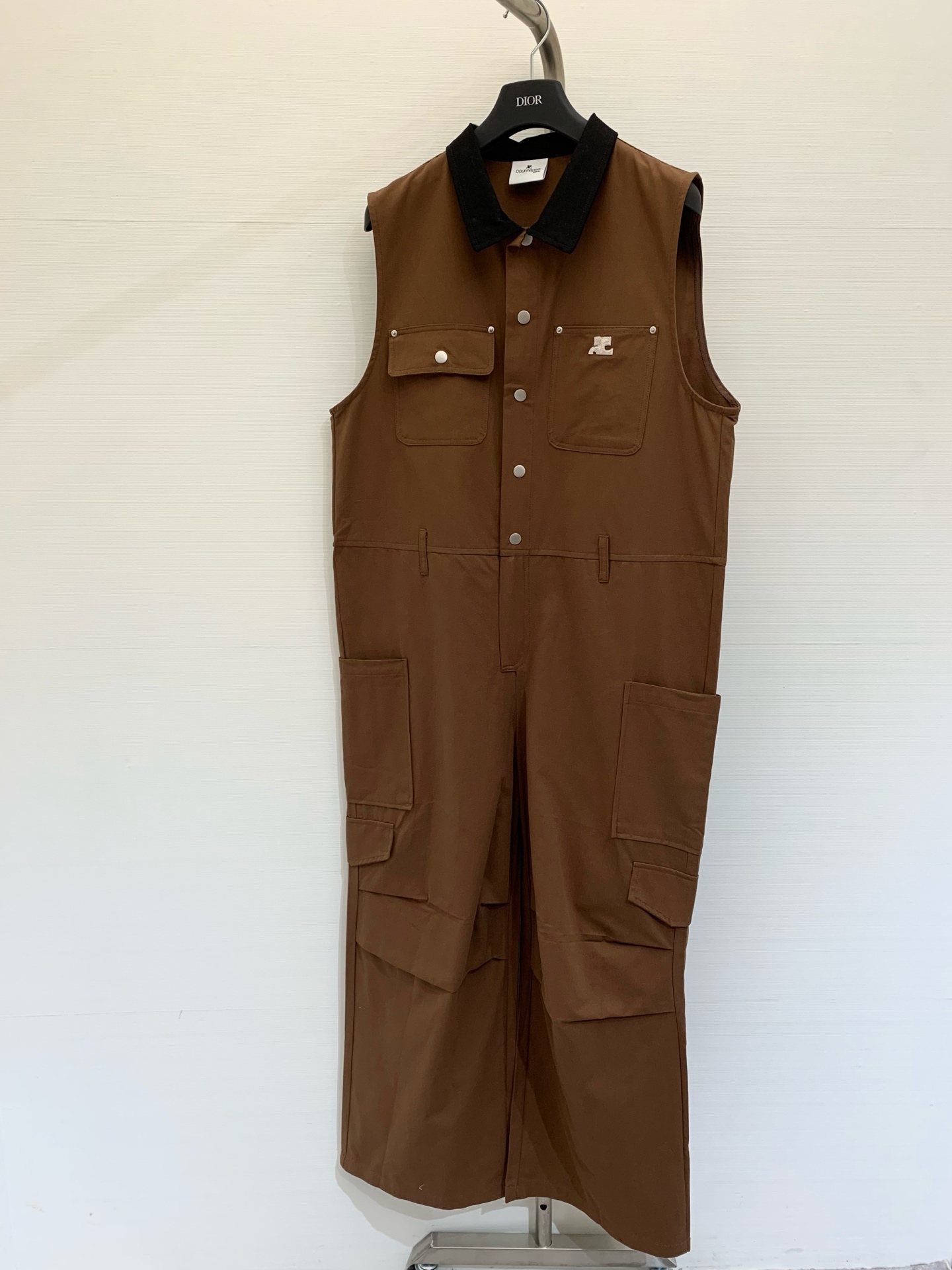NO:309960,Courrege* 2025 New early spring style, new contrasting lapel jumpsuits, cool and cool vest vest, workwear, lazy and casual silhouette~ The lower body wide-leg pants are inclusive and not picky, and it is easy to control!  Super comfortable work jumpsuits lazy people must go through and save the thought of matching and easy to go out in one piece~ SML, alexander wang19860909Courrege* 2025 早春新款 新款撞色翻领连体裤 酷飒调的马甲背心工装感廓形慵懒随性～下半身阔腿裤型包容性强不挑人穿轻松驾驭！超舒适的工装连体裤懒人必入省去搭配的心思一件轻松出街～ 码数SML,,alexander wang,Women's clothing