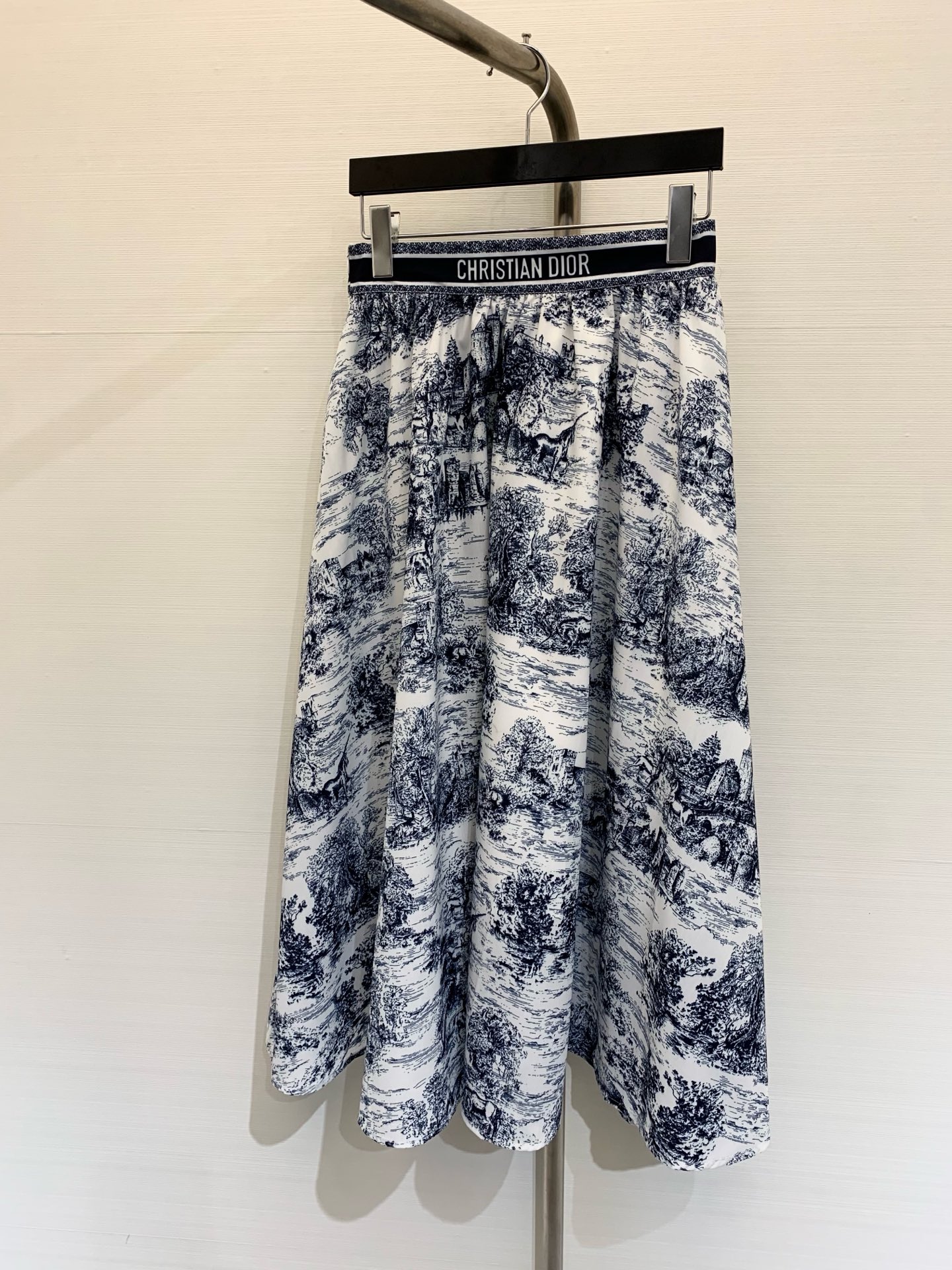 NO:310923,* New summer style, super high-end classic floral jungle animal print skirt, waist letter splicing pleated high-waisted long tower skirt, super-covered flesh to make you look slimming, a series of items that are easy to match. Simple, refreshing and fashionable, elegant and fashionable, huge and versatile, very beautiful colors, high-end fabric and texture, size, skirts, alexander wang19860909*  夏季新款 超高级经典花色丛林动物印花大摆半裙,腰头字母拼接褶皱高腰长款塔字半身裙 上身超级遮肉显瘦 巨好搭配的一系列单品 简简单单 穿出清爽时髦的高级感 日常优雅又时髦巨百搭 颜色很好看 面料高级又有质感 码数,,skirts,alexander wang,Women's clothing