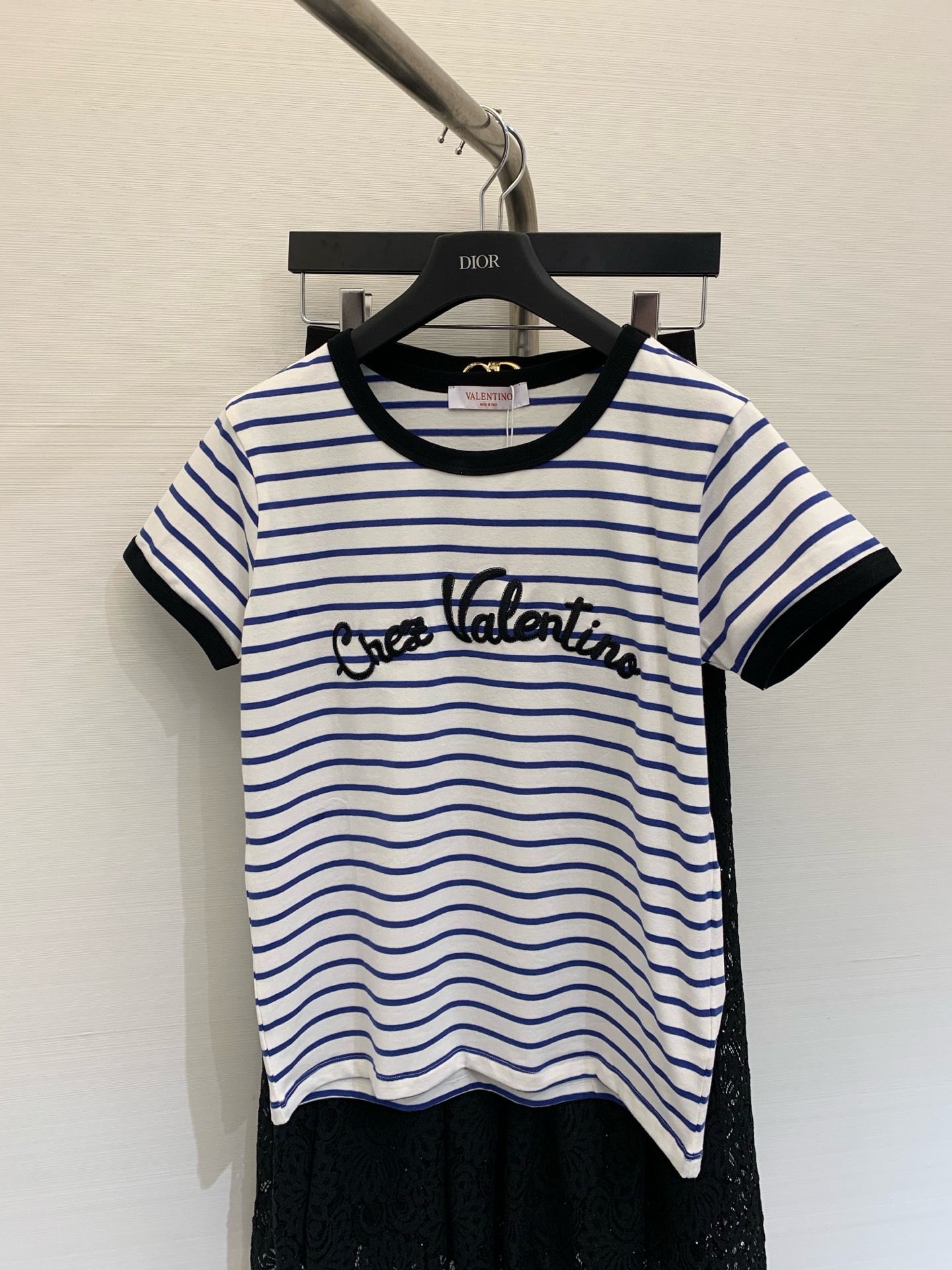 NO:311433,* New early spring style contrast striped knitted short-sleeved top丨Exclusive high-end production!  Striped contrasting color design The spring sunshine shines on your body, as if you can smell the fresh air. Whether you are strolling on the street or sitting leisurely in a cafe, this combination can always make people shine.19860909* 早春新款 撞色条纹针织短袖上衣丨独家高版出品！条纹撞色设计 春日的阳光洒在身上,仿佛能闻到空气中弥漫的清新气息.无论是漫步在街头还是悠闲地坐在咖啡馆,这样的搭配总能让人眼前一亮 码数,,T-shirt,alexander wang,Women's clothing