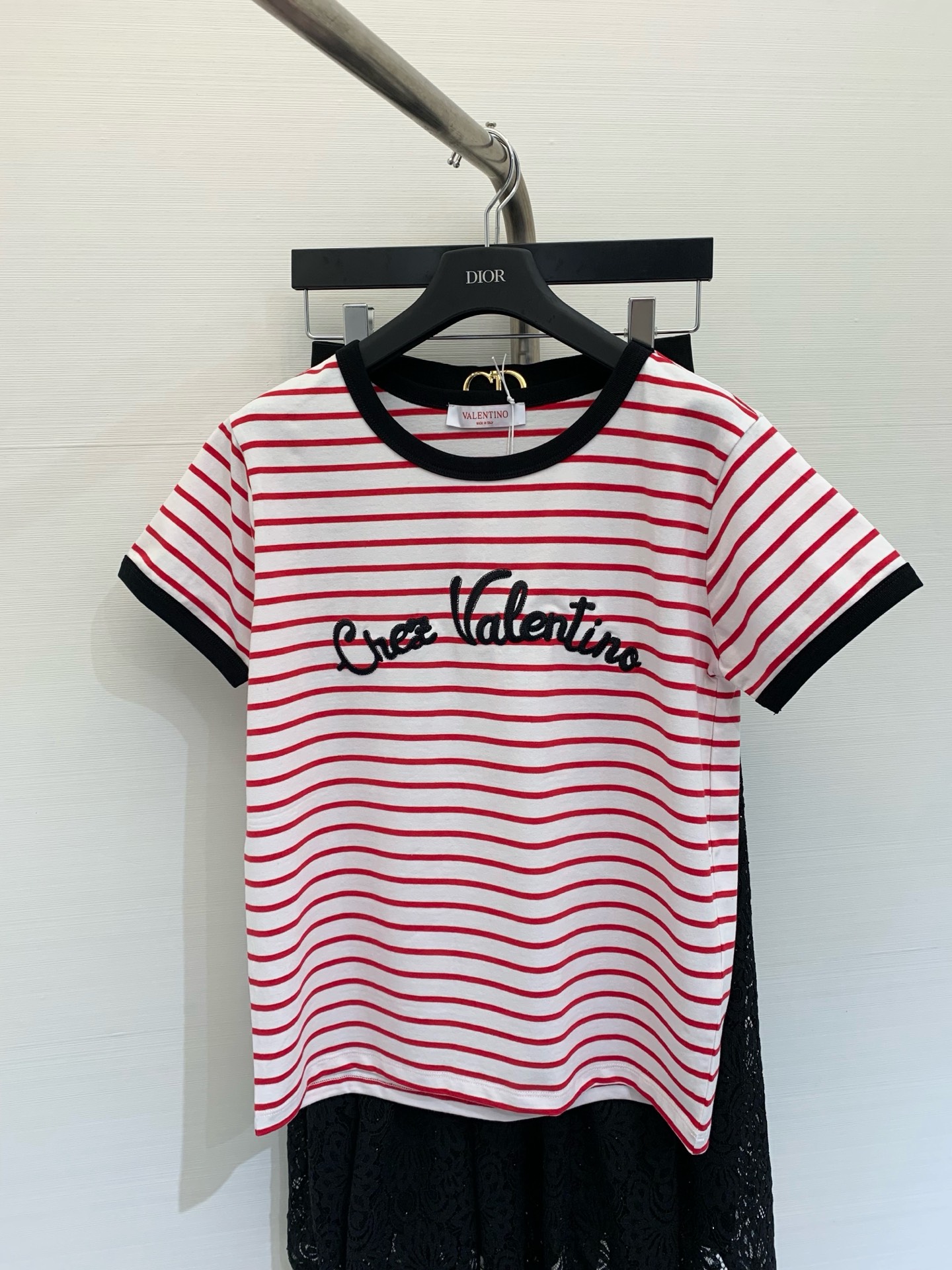 NO:311439,* New early spring style contrast striped knitted short-sleeved top丨Exclusive high-end production!  Striped contrasting color design The spring sunshine shines on your body, as if you can smell the fresh air. Whether you are strolling on the street or sitting leisurely in a cafe, this combination can always make people shine.19860909* 早春新款 撞色条纹针织短袖上衣丨独家高版出品！条纹撞色设计 春日的阳光洒在身上,仿佛能闻到空气中弥漫的清新气息.无论是漫步在街头还是悠闲地坐在咖啡馆,这样的搭配总能让人眼前一亮 码数,,T-shirt,alexander wang,Women's clothing