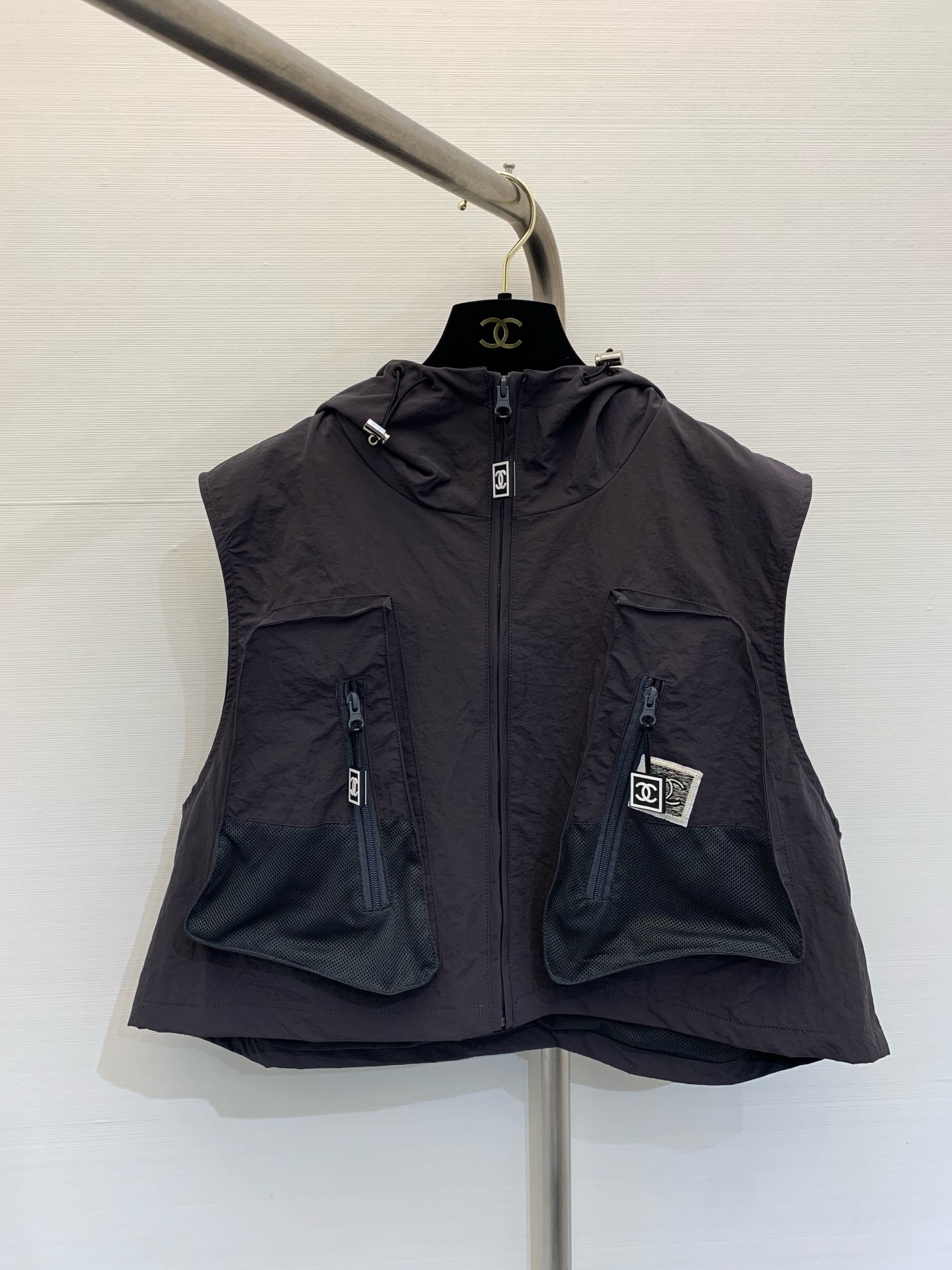 NO:311424,Chan*l 2025 spring and summer new style hooded work vest vest, waterproof technology fabric, wide and stylish, loose style, and looks good on the outside with one wear. SML, chanel, hats, alexander wang19860909Chan*l 2025 春夏新款 连帽工装马甲背心,采用防水科技面料,面料阔有型,宽松版型,单穿外搭都好看 码数SML,,chanel,hats,alexander wang,Women's clothing