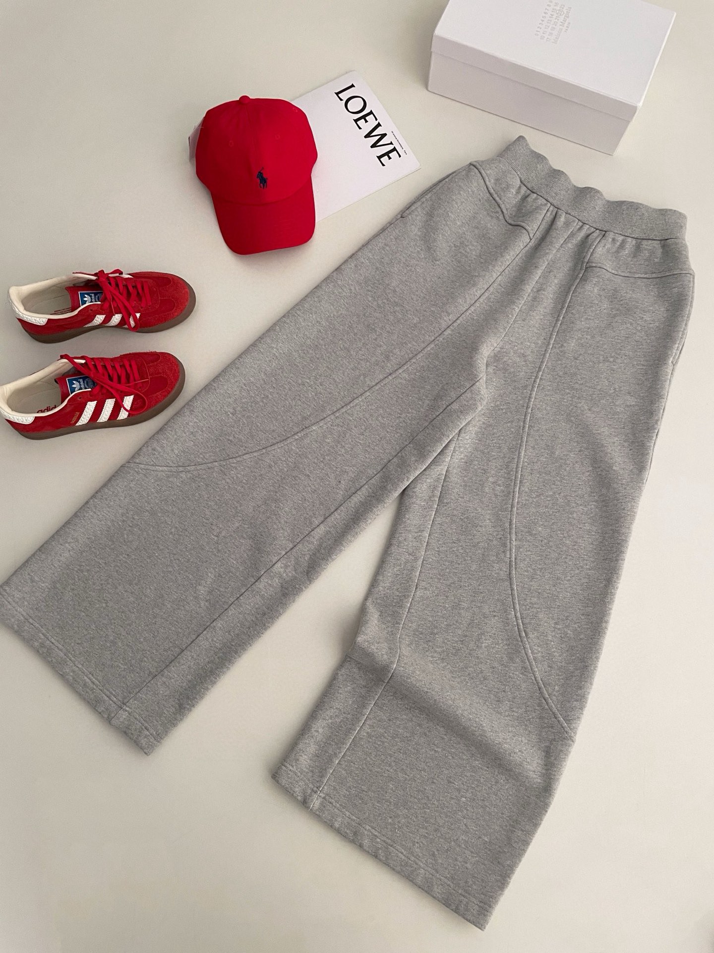 NO:311437,MM6 2025 Spring and Summer New Model Digital Print Wide Waist Down Wide Leg Straight Drawstring Trousers, Knitted Wide Waist and Drawstring, a slack feeling is full, giving the waist a comfortable wrap, and can also highlight the body curve. The drawstring design can be adjusted freely according to your needs. The style is straight wide-leg pants, which can be used for exercise or to work, without restraining the leg shape. The very comfortable and lazy style is easy to match, and it will not make any mistakes. It is suitable for various occasions. It is soft and skin-friendly, breathable and sweat-absorbing, and can be used for running, yoga and fitness~ SML, masion margiela, alexander wang19860909MM6 2025 春夏新款 数字印花宽腰头垂感阔腿直筒抽绳长裤,针织宽腰头加抽绳,一整个松弛感拉满、给予腰部舒适的包裹感,还可以凸显身材曲线,抽绳的设计可以根据自己的需求自由调节.版型上属于直筒阔腿裤,出门运动或者上班游玩都可以,不束缚腿型.非常舒适慵懒的版型,搭配轻松,完全不会出错的,适配各种场合.柔软亲肤,透气性和吸汗性都蛮出色,无论是跑步 瑜伽 健身 都可～ 码数SML,,masion margiela,alexander wang,Women's clothing