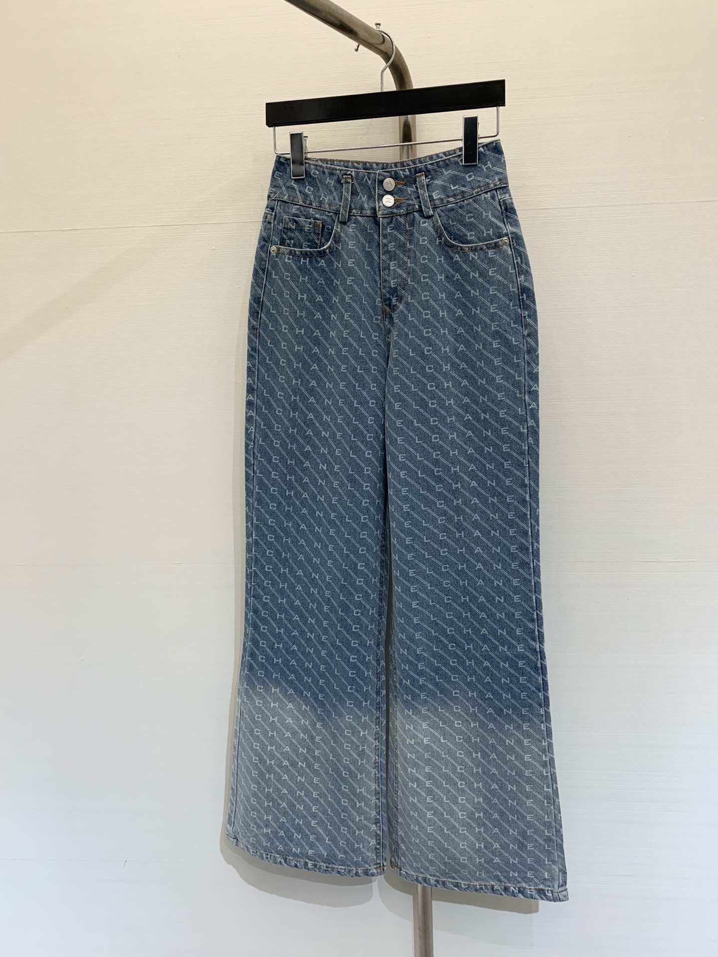 NO:311959,Chan*l 2025 early spring new style, two-pin waist-hugging letters Logo jeans, yb custom letters denim fabric, slight contrasting color gradient design on the feet, micro-flare trousers style makes you look slim and age-reducing and not picky about people. SML P, chanel, jeans, alexander wang19860909Chan*l 2025 早春新款 两粒扣收腰字母Logo牛仔裤,yb定制字母牛仔面料,脚部轻微的撞色渐变设计,微喇裤版型显瘦减龄不挑人 码数SML P,,chanel,jeans,alexander wang,Women's clothing