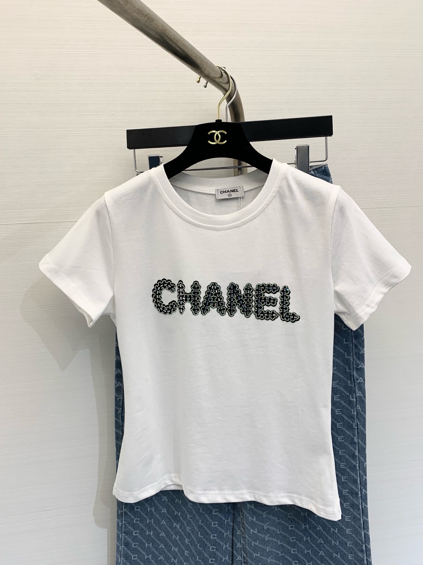 NO:311961,Chan*l 2025 New early spring style Heavy Industry Drilling and Drilling Letter Logo Short-sleeved T-shirt, chest embroidery patch design, Heavy Industry is exquisite, it looks super good with jeans, no pressure to commute. SML P, chanel, jeans, T-shirt,tees, t-shirt,alexander wang19860909Chan*l 2025 早春新款 重工钻钻字母Logo短袖T恤,胸前刺绣贴饰设计,重工又精致,跟牛仔裤一套搭配超级好看,通勤无压力 码数SML P,,chanel,jeans,T-shirt,tees，t-shirt,alexander wang,Women's clothing