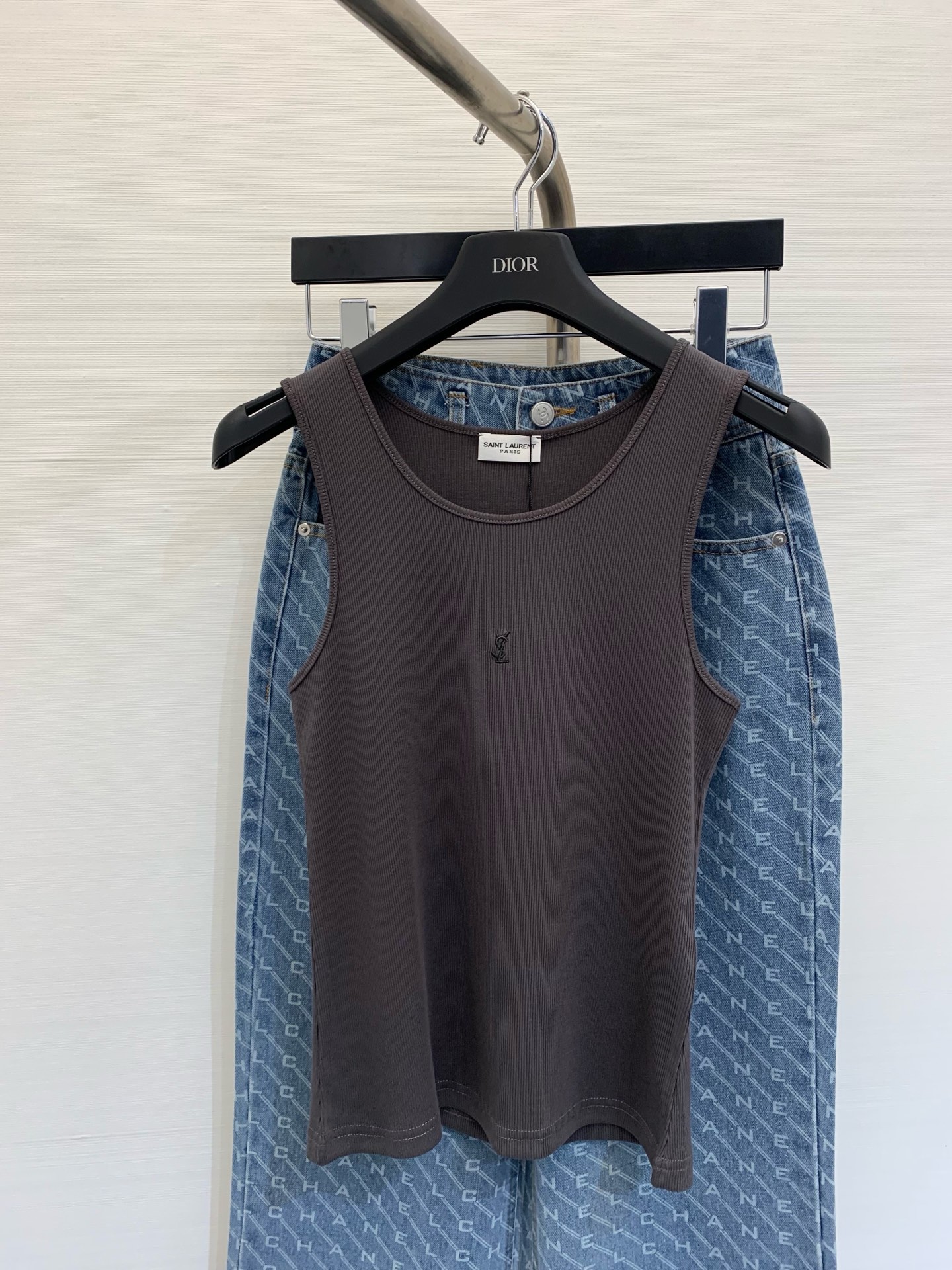 NO:311965,YSL 2025 summer new style limited smoke grey vest, letter logo embroidery, cool and comfortable, high-quality texture, simple design, suitable for commuting outfits, showing the elegant charm of women. The colors are so high that they are indispensable, a must-have item, smoke grey, quite high-end tones, pure cotton, small-size SML, saint laurent, alexander wang19860909YSL 2025 夏日新款 限定烟灰色背心,字母徽标logo 刺绣,清凉舒适,质感上乘,简约设计,适合通勤穿搭,展现女性优雅魅力.颜色高级到了极致,不可缺少的一件必备单品,烟灰色,相当高级的色调 纯棉,小版型 码数SML,,saint laurent,alexander wang,Women's clothing