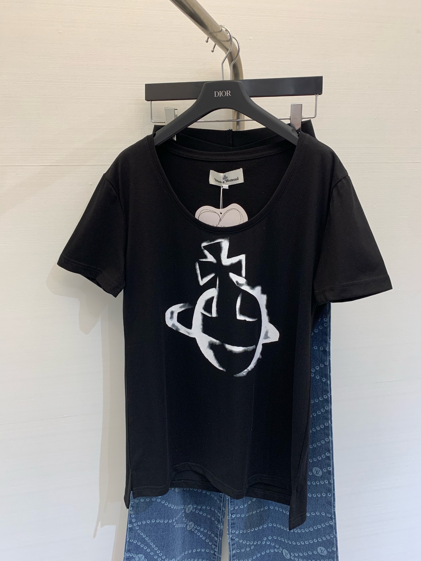 NO:311967,VivienneWestwood Queen Mother 2025 Spring and Summer New Saturn Graffiti Print Logo Loose Low-neck T-shirt Short Sleeve, 2025 Top Story, No need to say much, directly open the details, loose and versatile, good-looking upper body, and a very high return rate!  ZP mold opening, fine print, all details are the same as ZP, the complete series of correct auxiliary materials, perfectly restored ZP technology Color black white Number SML P,, T-shirt,tees, t-shirt,alexander wang19860909VivienneWestwood 西太后 2025 春夏新款 土星涂鸦印花Logo宽松低领T恤短袖,2025年顶流爆款 无需多言 直接开细节,宽松百搭,上身好看 回头率超高！ZP开模,精品印花,所有的细节都和ZP一样,全系列正确辅料,完美还原ZP工艺 颜色黑色 白色 码数SML P,,T-shirt,tees，t-shirt,alexander wang,Women's clothing