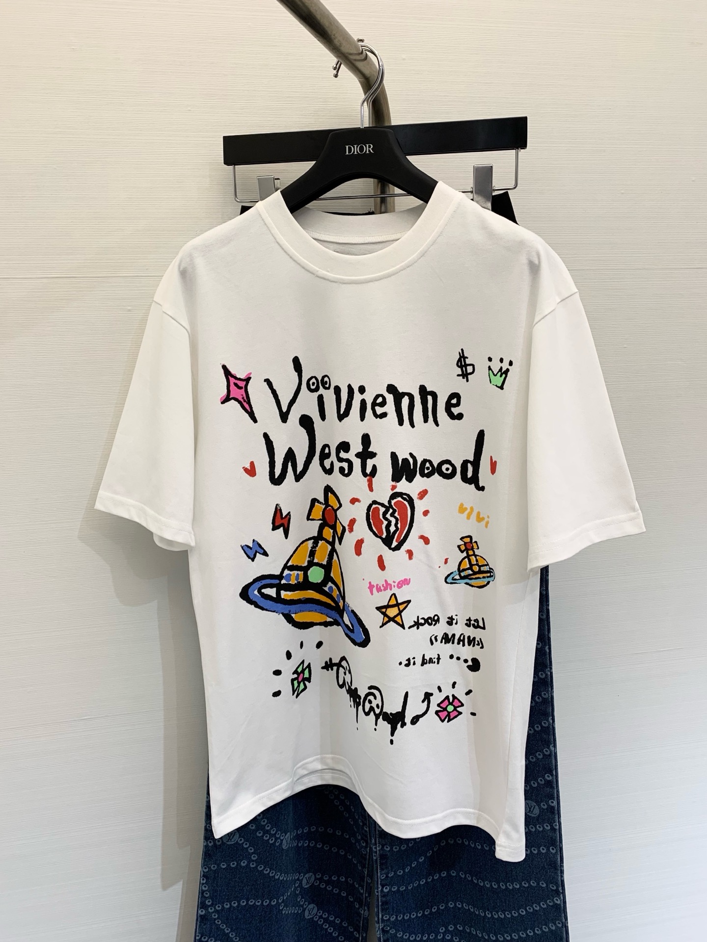 NO:311971,Vivienne Westwood Queen Mother 2025 Spring and Summer New Style Graffiti sprayed letters full of short sleeves, 2025 top hit, correct edge locking details, full series of correct auxiliary materials, every detail is completely restored, and the code is directly full XS S M L,,T-shirt,alexander wang19860909Vivienne Westwood 西太后 2025 春夏新款 涂鸦喷绘字母满印短袖,2025年顶流爆款,正确锁边度细节,全系列正确辅料,每一处细节完全还原,直接拉满 码数XS S M L,,T-shirt,alexander wang,Women's clothing