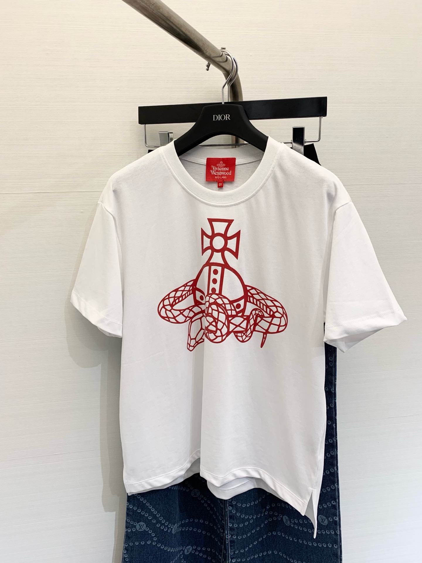 NO:311975,VivienneWestwood Queen Mother 2025 Snake Year Limited Saturn Print Logo Loose T-shirt Short Sleeve, Loose and versatile, beautiful on the upper body, and a very high return rate!  Color white black pink SML P, T-shirt,tees,t-shirt,alexander wang19860909VivienneWestwood 西太后 2025 蛇年限定 土星印花Logo宽松T恤短袖,宽松百搭,上身好看,回头率超高！ 颜色白色 黑色 粉色 码数SML P,,T-shirt,tees，t-shirt,alexander wang,Women's clothing