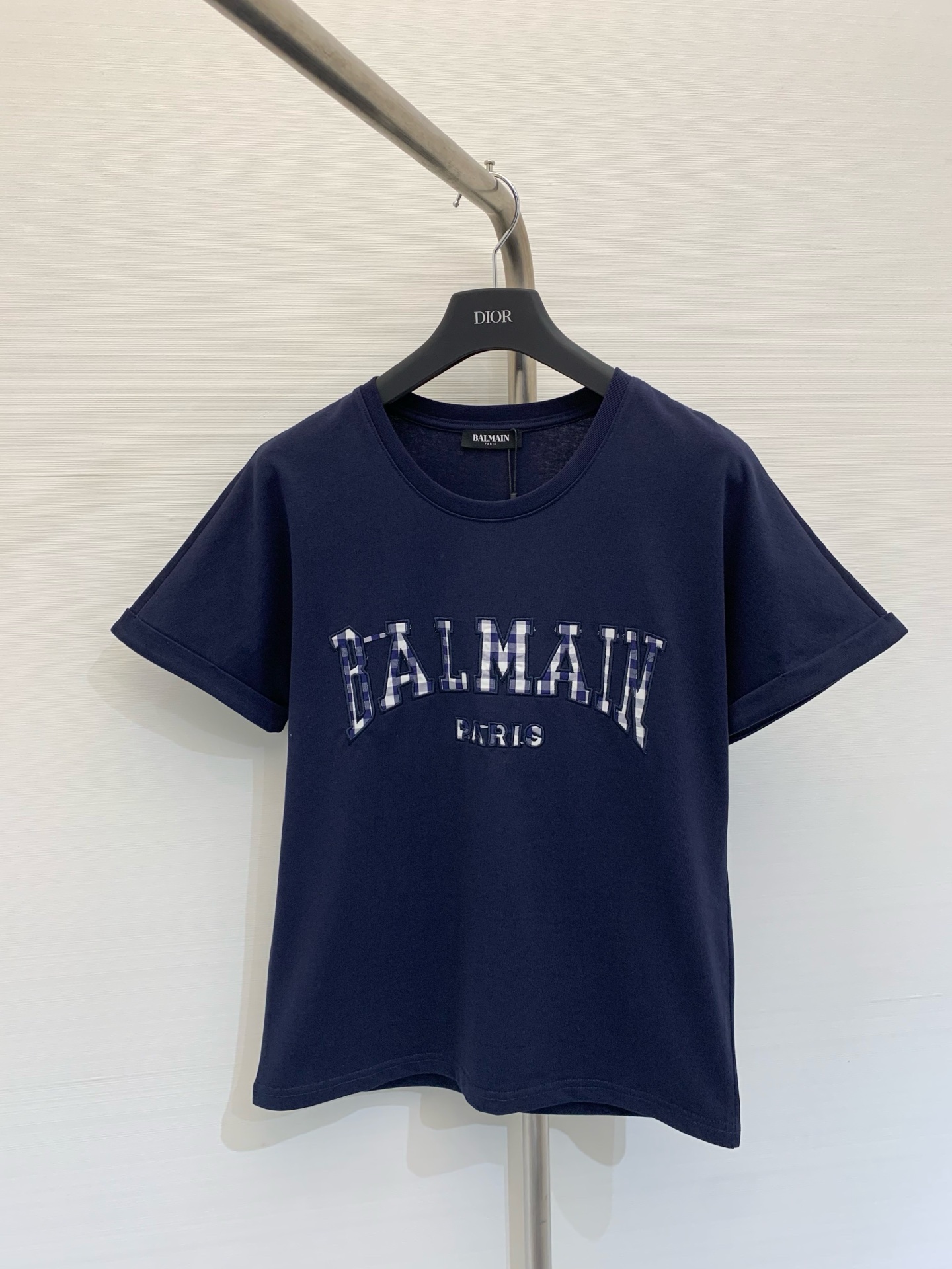 NO:311981,Balmain 2025 spring and summer new style embroidered patch logo T-shirt, round neck bat sleeve design, suitable for casual commuting. Color navy blue white. SML, balmain,tees, t-shirt,alexander wang19860909Balmain 2025 春夏新款 刺绣贴饰LogoT恤,圆领蝙蝠袖设计,休闲通勤都合适 颜色藏蓝色 白色 码数SML,,balmain,tees，t-shirt,alexander wang,Women's clothing