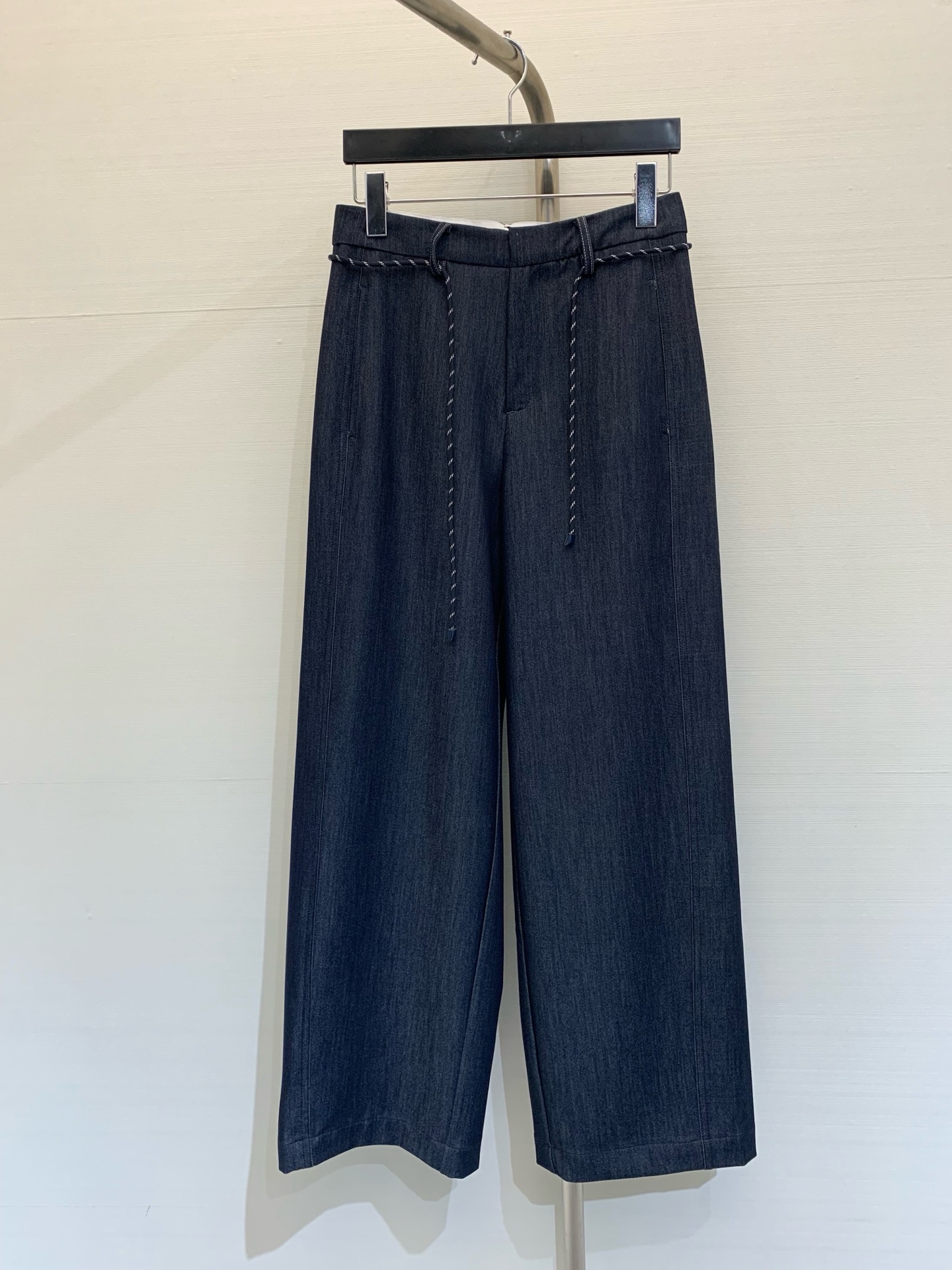 NO:311987,Jacquemus 2025 spring and summer new style, navy blue casual loose straight trousers casual pants, paired with striped drawstrings is the finishing touch. The fabric is the kind of silky suit fabric, the upper body is comfortable, cool and not stuffy, and the logo patch behind it is very eye-catching. SML P, business suit, alexander wang19860909Jacquemus 2025 春夏新款 藏蓝色休闲宽松直筒西裤休闲裤,搭配条纹抽绳真是点睛之笔呀,面料是那种丝滑的西装面料,上身舒适清凉不闷热,背后Logo贴饰非常亮眼 码数SML P,,business suit,alexander wang,Women's clothing