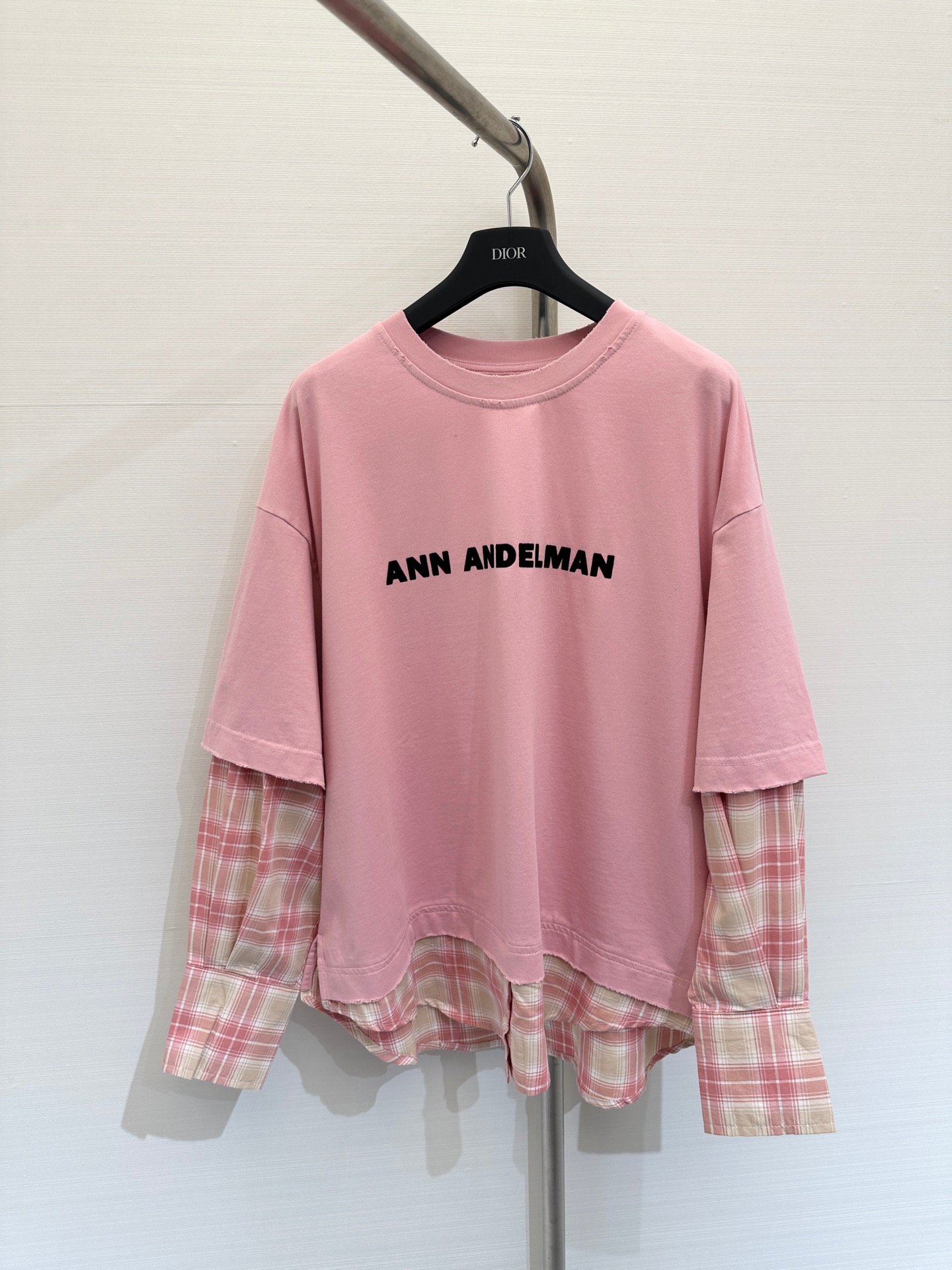 NO:312374,** New spring and summer style, spliced ​​plaid fake two-piece long-sleeved T-shirt, same as Wu Xuanyi | Fake two-piece design, it can be worn in one second, saving the trouble of matching!  Classic pink/dark gray and plaid are spliced, age-reducing and fresh, full of academic atmosphere. The loose style is friendly and versatile, and can be easily controlled with casual dresses or trousers!  Color Pink Black and Gray Number SML P,,skirts,tees,t-shirt,alexander wang19860909**  春夏新款 拼接格纹假两件套头长袖T恤,吴宣仪同款｜假两件设计,一秒穿出层次感,省去搭配烦恼！经典粉色/深灰与格纹拼接,减龄又清新,满满的学院风气息.宽松版型友好百搭,随性搭配裙装或裤装,都能轻松驾驭！ 颜色粉色 黑灰 码数SML P,,skirts,tees，t-shirt,alexander wang,Women's clothing