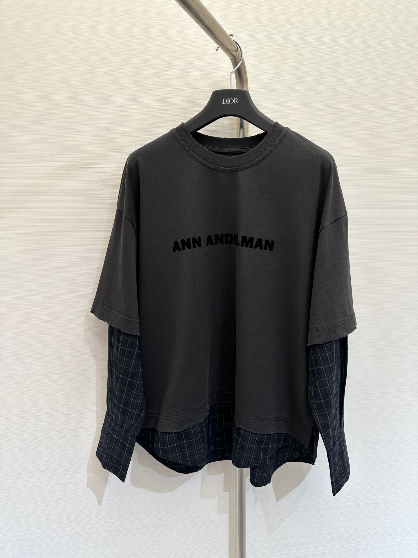 NO:312380,** New spring and summer style, spliced ​​plaid fake two-piece long-sleeved T-shirt, same as Wu Xuanyi | Fake two-piece design, it can be worn in one second, saving the trouble of matching!  Classic pink/dark gray and plaid are spliced, age-reducing and fresh, full of academic atmosphere. The loose style is friendly and versatile, and can be easily controlled with casual dresses or trousers!  Color pink black and gray SML, skirts, tees, t-shirt, alexander wang19860909**  春夏新款 拼接格纹假两件套头长袖T恤,吴宣仪同款｜假两件设计,一秒穿出层次感,省去搭配烦恼！经典粉色/深灰与格纹拼接,减龄又清新,满满的学院风气息.宽松版型友好百搭,随性搭配裙装或裤装,都能轻松驾驭！ 颜色粉色 黑灰 码数SML,,skirts,tees，t-shirt,alexander wang,Women's clothing