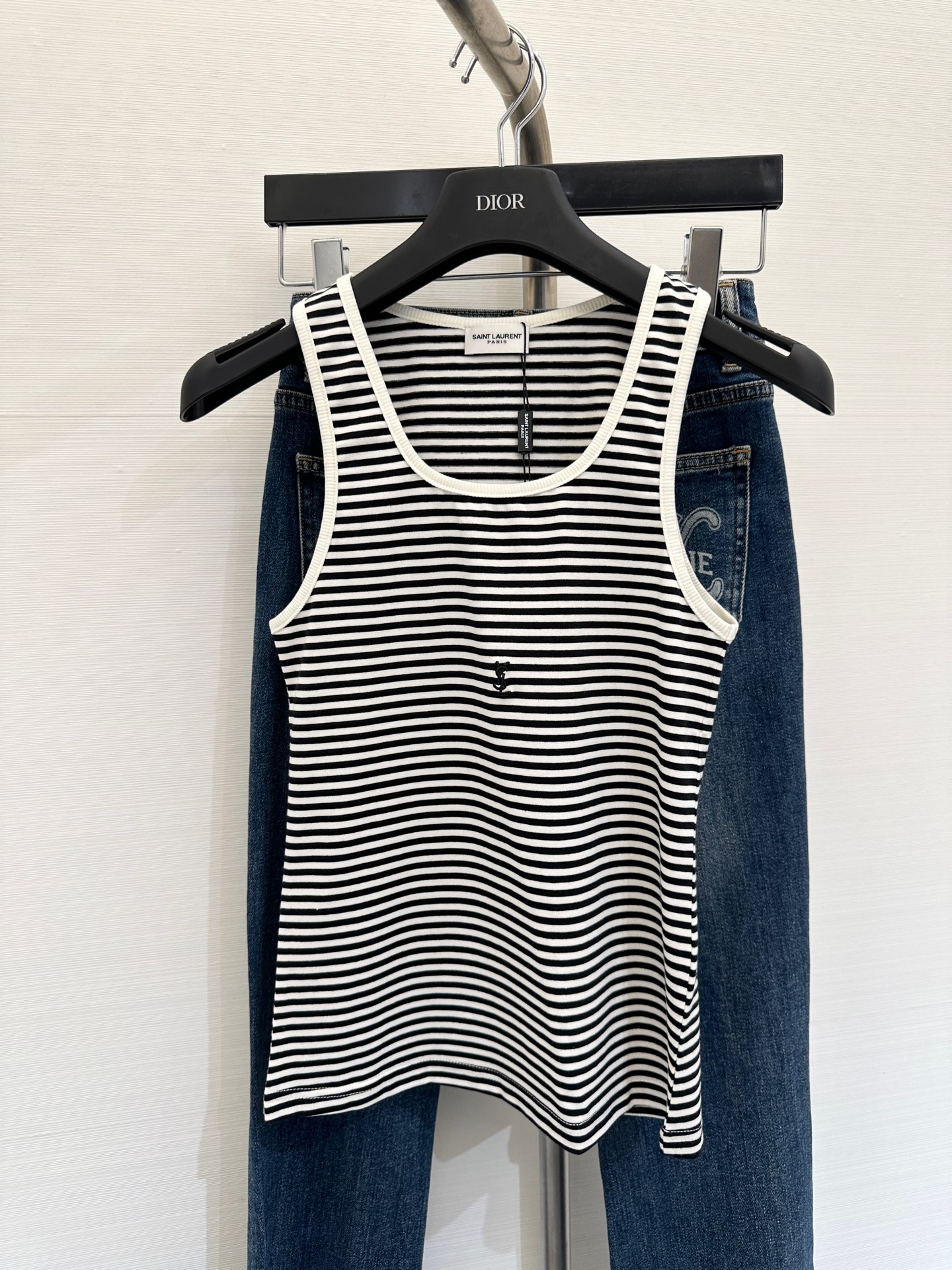 NO:312972,The new style of early spring white striped village shirt is simple and yet textured, and the small on the chest is very eye-catching. Paired with a classic black fisherman hat, the fashion sense is directly full. Holding a bright yellow bag in your hand, plus the new box I just received, the whole is exquisite and beautiful. This outfit is both daily and beautiful, and it is very suitable for both shopping or gathering with friends~ Size, espadrilles, hats, alexander wang19860909早春新款 白色条纹村衫,简约又不失质感,胸前的小 很吸睛.搭配上经典的黑色渔夫帽,时尚感直接拉满,手里拎着亮眼的黄色包包,再加上刚收到的新盒子,一整个精致佳了.这种穿搭日常又好看,不管是出门逛街还是和朋友聚会都很合适～ 码数,,espadrilles,hats,alexander wang,Women's clothing