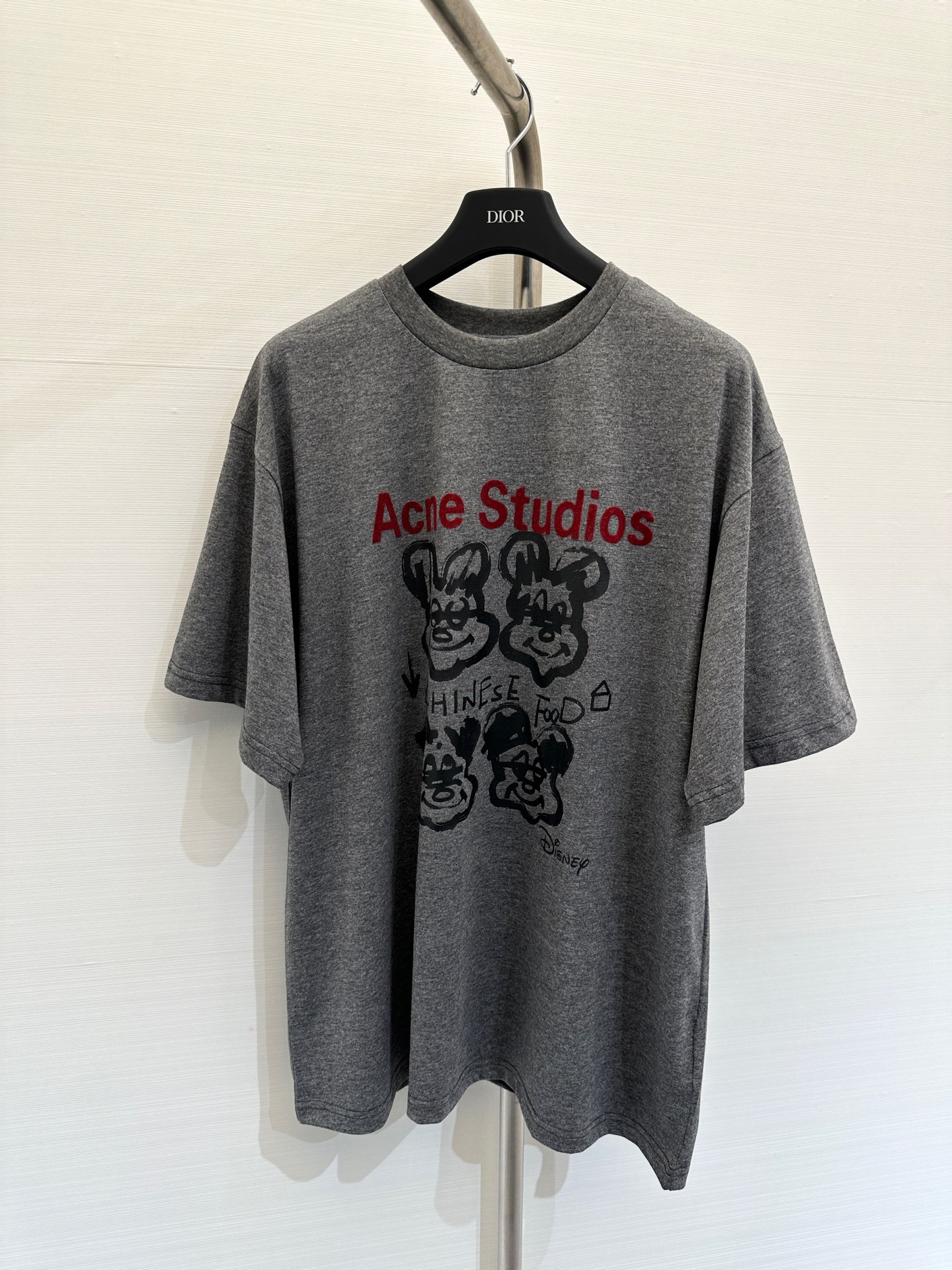 NO:312984,New products in spring and summer, round neck flocking printed shirt, customized native cotton material, breathable and comfortable, full texture, loose shirt cut, highlighting the brand style, made of gram-weight pure cotton, slightly elastic, giving a slimming visual effect, iconic letter logo on the chest, hand-painted animal pattern embellishment, the brand's own high-end fashion sense is instantly revealed, gray base red and black depicts details, create a personal style at will, single wear inner wear is brilliant and fashionable, yard, alexander wang19860909春夏新品 圆领植绒印花恤,定制原生全棉材质 透气舒适 质感十足 宽松恤裁剪 凸显品牌格调 采用克重纯棉制成 略带有弹力 呈现显瘦视觉效果 胸前标志性字母徽标手绘风格动物图案点缀 品牌自带的高级时尚感立现 灰色打底红黑描绘细节 随心打造个性风格 单穿内搭都出彩时髦 码数,,alexander wang,Women's clothing