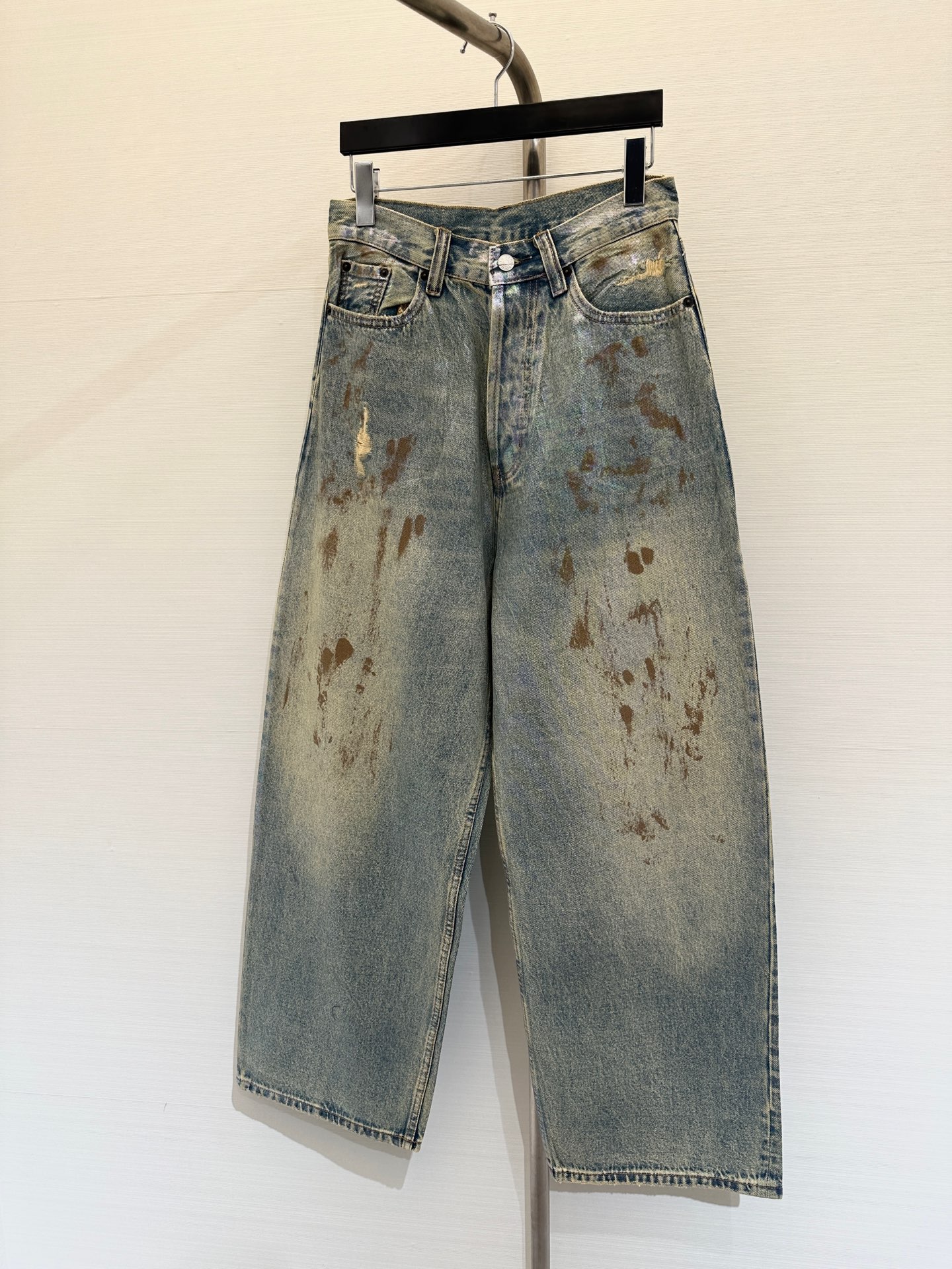 NO:312996,New spring and summer style Mermaid Ji classic gradient color jeans, positioning heavy industry washing process, breast ripped design, imported fabric texture is quite delicate and comfortable, low-key and luxurious washing color, age-reducing Girls' Generation!  A must-have artifact for white, rich and beautiful women!  Classic regular version, highly recommended for your own style!  Workmanship quality depends on details. Number of codes, jeans, alexander wang19860909春夏新款 人鱼姬经典渐变色牛仔裤,定位重工洗水工艺,排扣破洞设计,进口面料质感挺阔 细腻舒适,洗水色系低调奢华,减龄少女时代！白富美必备神器！经典常规版型,强烈推荐自留款！做工品质看细节 码数,,jeans,alexander wang,Women's clothing