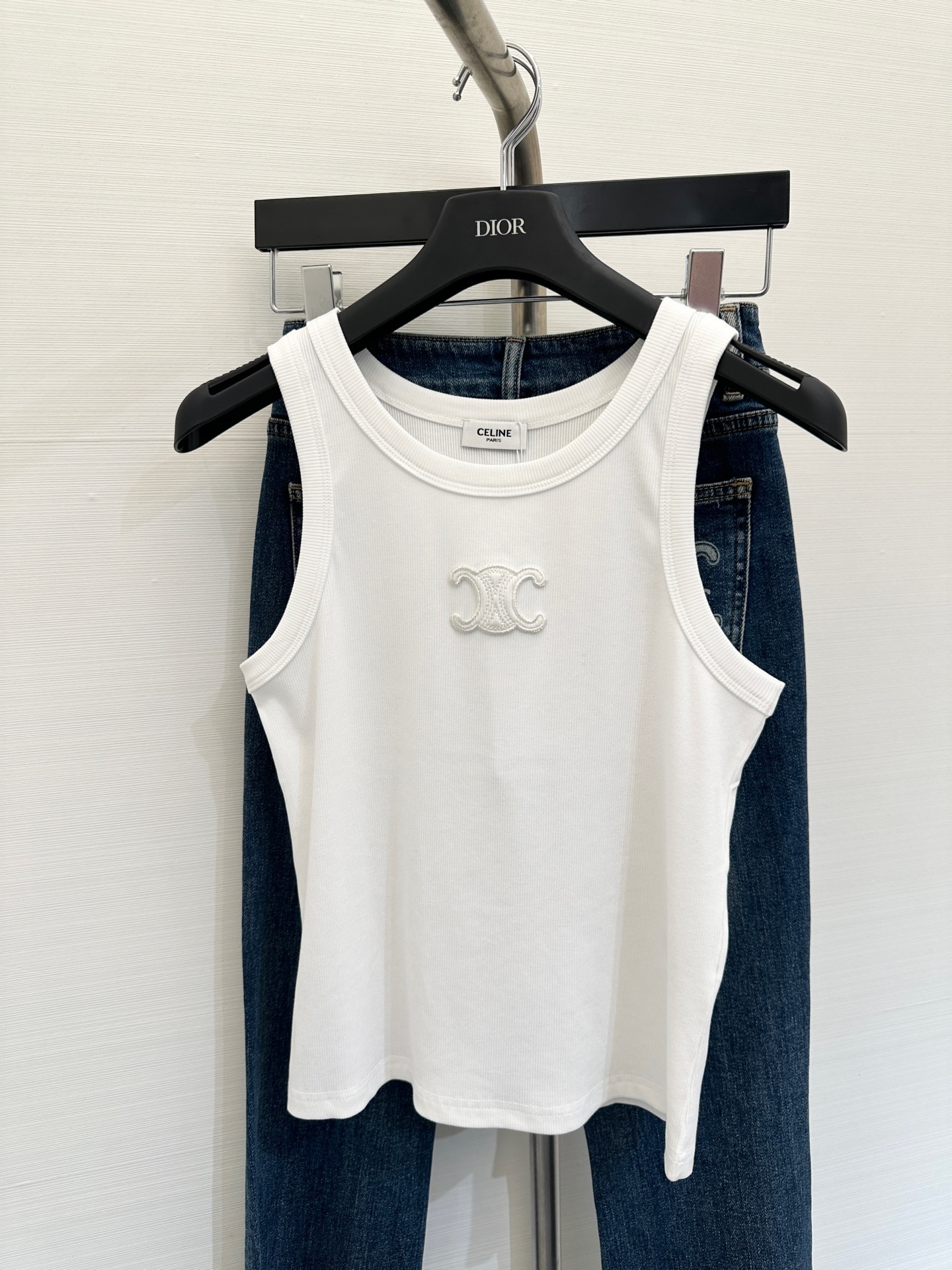 NO:312973,* New early spring style Arc de Triomphe embroidered versatile vest丨Exclusively developed!  High-end production!  Contract the treasures and versatile items for the whole summer!  Customized vertical strip fabrics, collar, sleeves and sides are all seamlessly spliced ​​and integrated molding, and the workmanship quality depends on the details!  The three-dimensional drum and foot closure process is different from the market version!  The waist-hugging style design, three-dimensional cutting, and the upper body effect is amazing!  Custom thread edge collection is smooth and smooth, and the quality depends on the details!  Alexander wang19860909*  早春新款 凯旋门刺绣百搭背心丨独家开发！高版出品！承包一整个夏天的宝藏百搭单品！定制竖条面料,领边袖边皆采用无缝拼接一体成型工艺,做工品质看细节！下脚边立体鼓边收脚工艺,区别市场版本！收腰版型设计,立体裁剪,上身效果绝绝子！定制螺纹收边平整流畅,品质看细节！ 码数,,alexander wang,Women's clothing