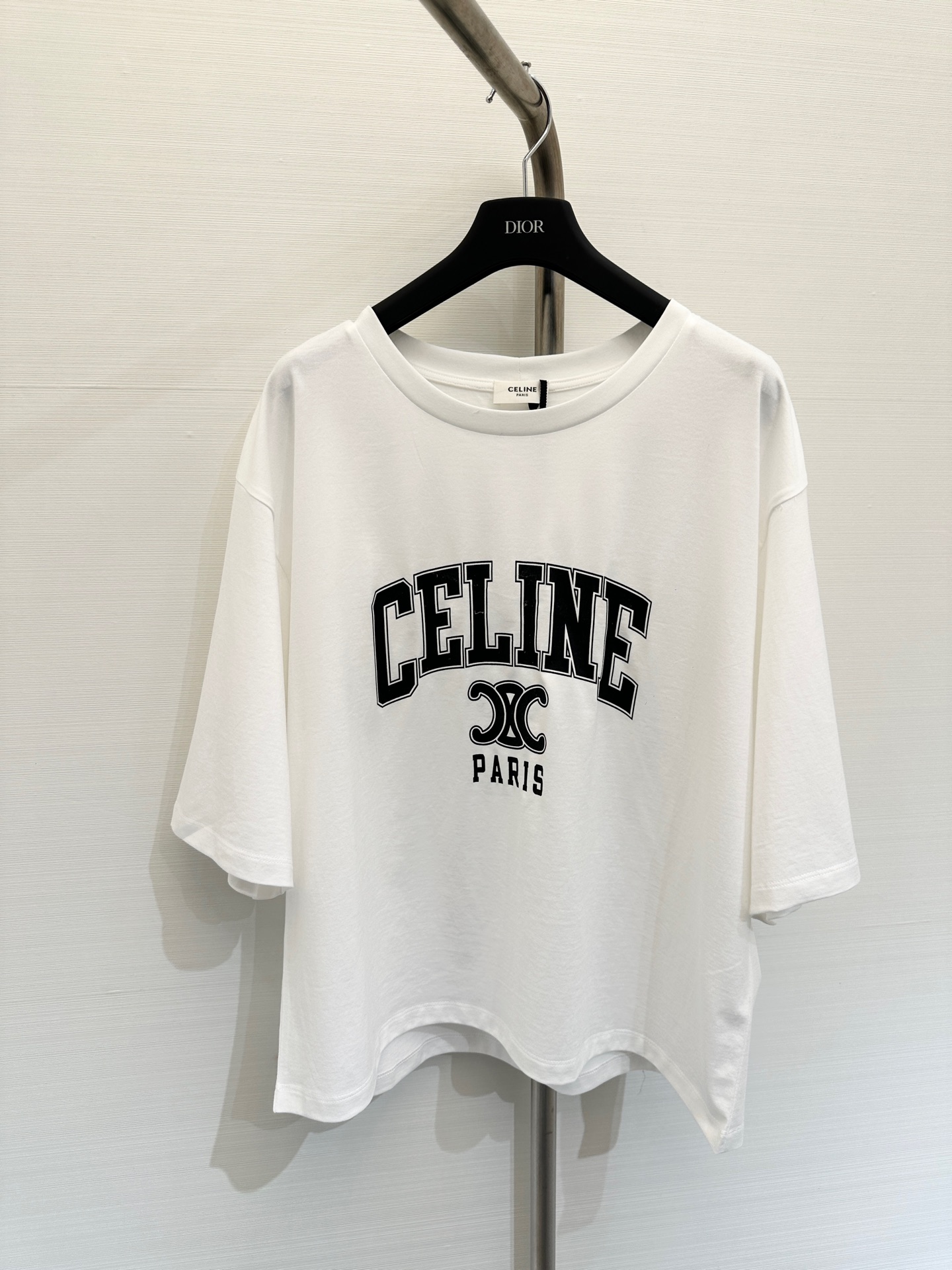 NO:312988,* Classic printed Arc de Triomphe round neck short sleeves, the fabric is soft and comfortable, the classic round neck short sleeves are designed, the inner seams are embedded with elastic inserts to prevent the clothes body from walking after washing multiple times. The cuffs and the bottom edges of the hem are fixed with double bright lines, which can enhance the adhesion between the glue and the fabric. The glue and the fabric are strongly adhesion, wash-resistant and wear-resistant, and are not easy to fall off. Number of codes, T-shirt, alexander wang19860909*  经典印花凯旋门圆领短袖,面料柔软、舒适,经典圆领短袖版型设计,内部做缝处以弹力嵌条的嵌入防止多次穿洗后衣身走行.袖口、下摆底边采用专机辑双明线收边固定,同时能够增强胶浆与面料之间的附着力,胶浆与面料附着力强,耐洗耐磨,不易脱落 码数,,T-shirt,alexander wang,Women's clothing