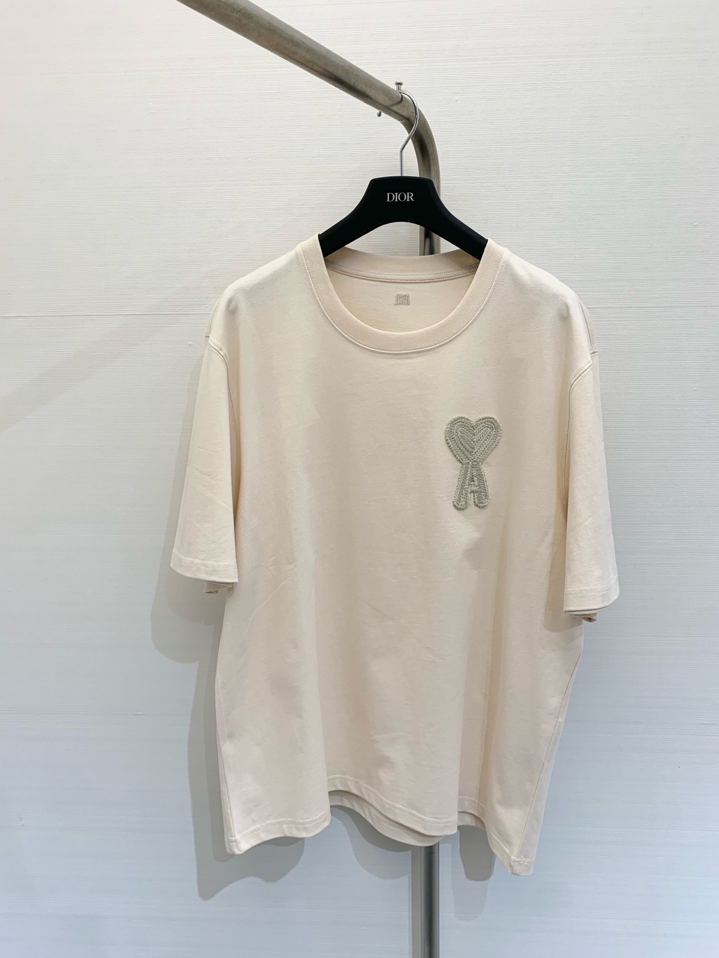 NO:320920,AMI 2025 Spring and Summer New Style Series Embroidered Love Round Neck T-shirt, YB Custom Gaoge Double Yarn Cotton Fabric, Thick and Textured, High-version Color Silver Red SML, Tees, T-shirt, Alexander Wang19860909AMI 2025 春夏新款 系列款 刺绣爱心圆领T恤,yb定制高克重双纱棉面料,厚实有质感,高版本 颜色银色 红色 码数SML,,tees，t-shirt,alexander wang,Women's clothing