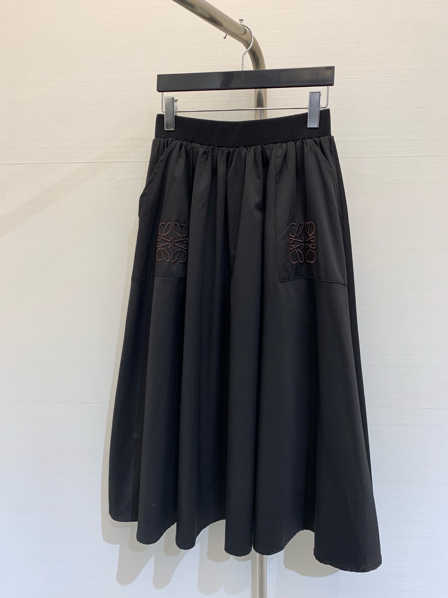 NO:321367,* New spring and summer style high-waisted umbrella-shaped long skirt, customized imported cotton and polyester material, shiny and comfortable texture, smooth cut, high-waisted skirt cut, simple and atmospheric style, embroidered leather logo on both sides, low-key showing the brand's luxury and high-end feeling, large umbrella-shaped skirt full of weight, loose silhouette highlights the waist, improve proportion and reveals the slender waist and ankles, showing a fashionable and versatile style. Size, skirts, alexander wang19860909*  春夏新款 高腰伞状长半裙,定制进口棉涤材质 质感光泽舒适 裁剪垂顺流畅 高腰半裙裁剪 版型简约大气 两侧口袋上饰以刺绣皮革徽标装饰 低调彰显品牌奢华高级感 大伞状裙摆分量感十足 宽松廓形凸显腰身 改善比例露出纤腰脚踝 展现时髦百搭风格 码数,,skirts,alexander wang,Women's clothing