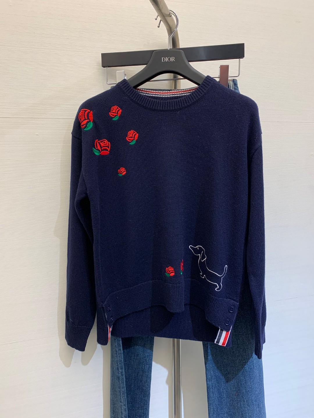 NO:321350,New early spring style rose series embroidered sweatshirts, heavy-industrial roses embellish the clothes with gorgeous colors, while also enhancing the texture of the whole clothes!  The puppy embroidery on the hem adds a bit of playful and cute yard, hoodie, sweatshirts, alexander wang19860909早春新款 玫瑰系列刺绣卫衣,重工的种玫瑰在衣服上点缀出了绚丽的色彩,同时又提升了整件衣服的质感！下摆的小狗狗刺绣又添了几分俏皮可爱 码数,,hoodie,sweatshirts,alexander wang,Women's clothing