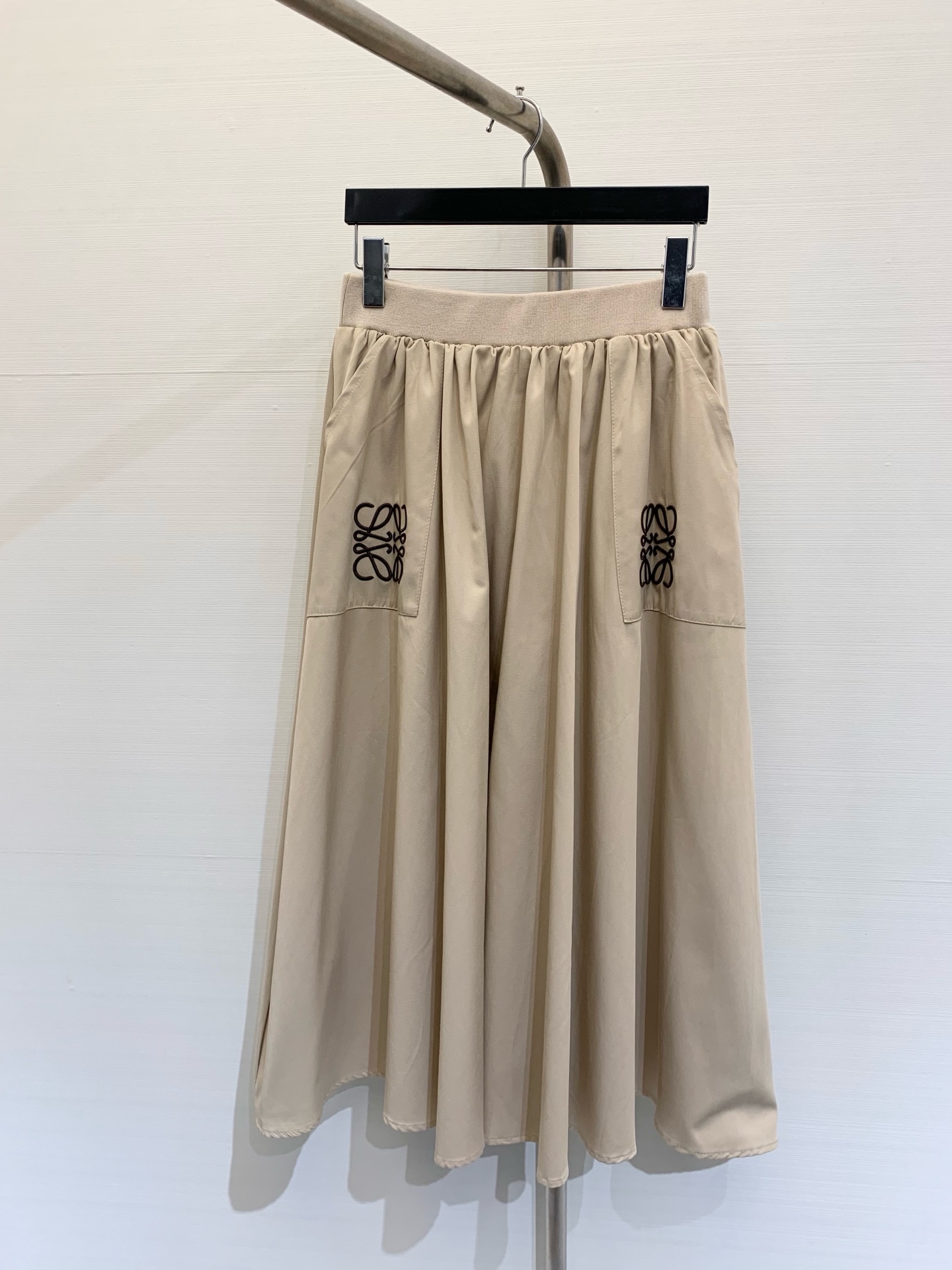 NO:321344,* New spring and summer style high waist umbrella-shaped long skirt, customized imported cotton and polyester material, shiny and comfortable texture, smooth cut, high waist skirt cut, simple and atmospheric style, embroidered leather logo on both sides, low-key showing the brand's luxury and high-end feeling, large umbrella-shaped skirt full of weight, loose silhouette highlights the waist, improve proportion and reveals the slender waist and ankles, showing a fashionable and versatile style. Size, skirts, alexander wang19860909*  春夏新款 高腰伞状长半裙,定制进口棉涤材质 质感光泽舒适 裁剪垂顺流畅 高腰半裙裁剪 版型简约大气 两侧口袋上饰以刺绣皮革徽标装饰 低调彰显品牌奢华高级感 大伞状裙摆分量感十足 宽松廓形凸显腰身 改善比例露出纤腰脚踝 展现时髦百搭风格 码数,,skirts,alexander wang,Women's clothing