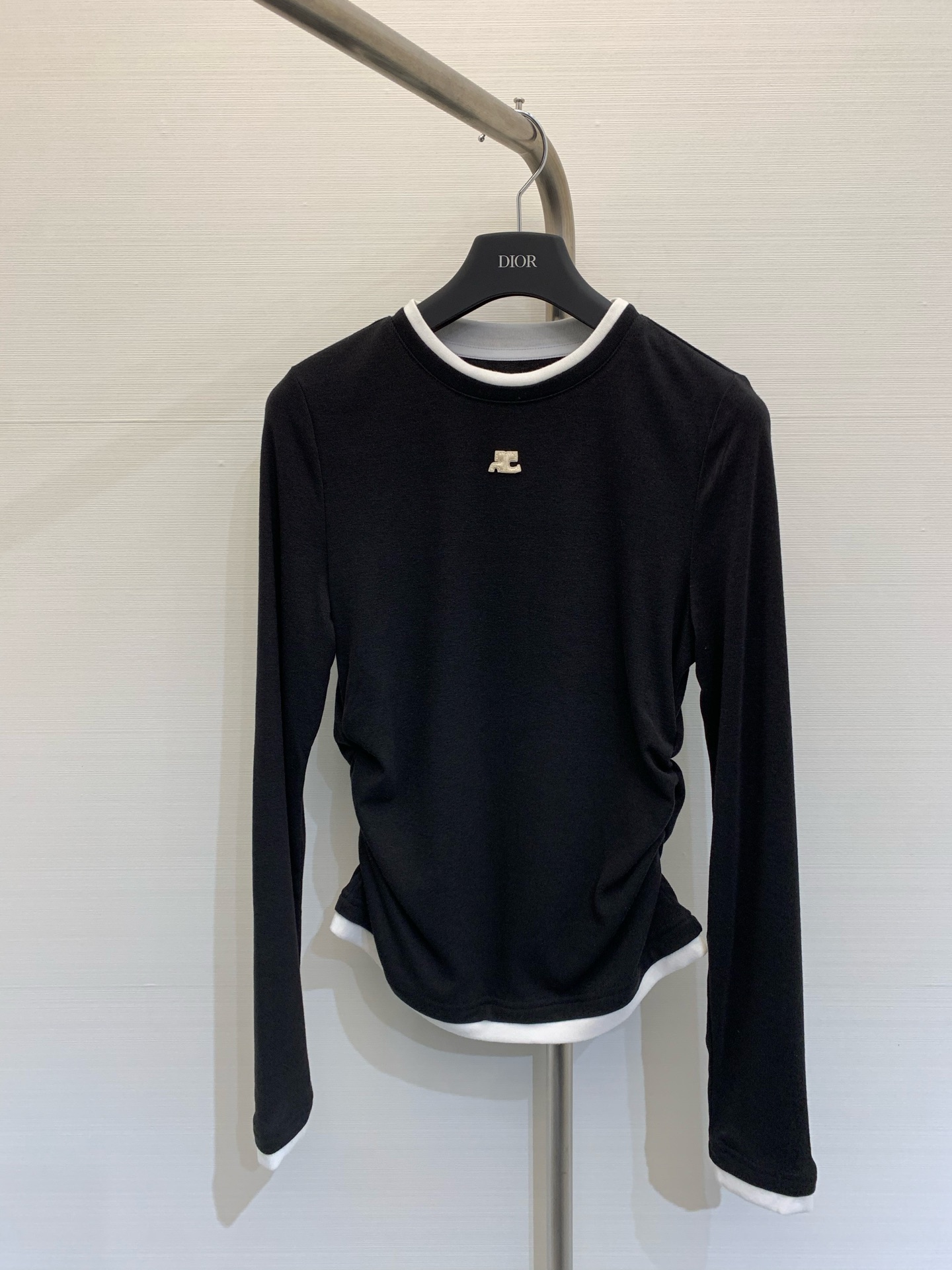 NO:321356,New spring and summer style, side pleated long-sleeved shirt, contrasting patch embroidery on the chest, fake two-piece side pleated design, comfortable and soft fabric, versatile and unresponsive color gray black size, alexander wang19860909春夏新款 侧抽褶长袖恤,胸前撞色贴布刺绣,假两件侧抽褶设计,面料舒适柔软,百搭不挑人  颜色灰色 黑色 码数,,alexander wang,Women's clothing