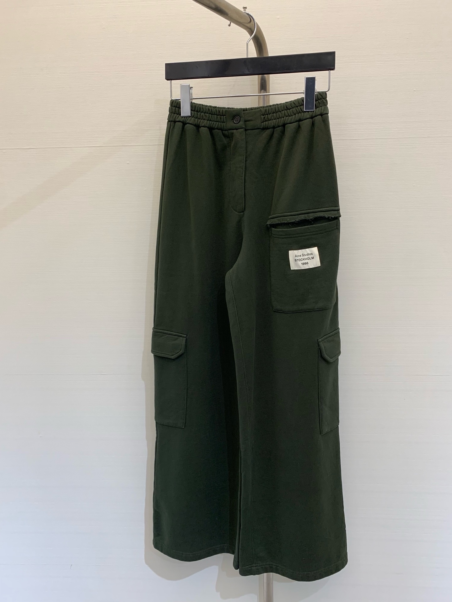 NO:321327,Acnestudios 2025 Spring and Summer New Style, terry pocket work pants, elastic waist   placket design, classic style never picks people, free and unpressurized upper body, loose straight pants, and strong inclusiveness to the legs. Multi-pocket design is the soul of work style!  The design of each part is carefully designed, striving to make three-dimensional and slim and stylish. The details with cover are styling and practical. It is also more convenient to put on and take off. It is a must-have for cool girl outfits with tough texture, and it is a very versatile color!  SML P, acne studios,dior,alexander wang19860909Acnestudios 2025 春夏新款 毛圈口袋工装裤,松紧腰 门襟设计,经典款从不挑人,上身自在无压,宽松直筒裤型,对腿型包容性强.多口袋设计是工装风的灵魂所在！每一处的设计均是精心设计,力求达到立体显瘦有型,带盖细节有造型感的同时又很实用.穿脱也更加方便,硬朗质感的酷girl穿搭必备,非常百搭的色系！ 码数SML P,,acne studios,dior,alexander wang,Women's clothing