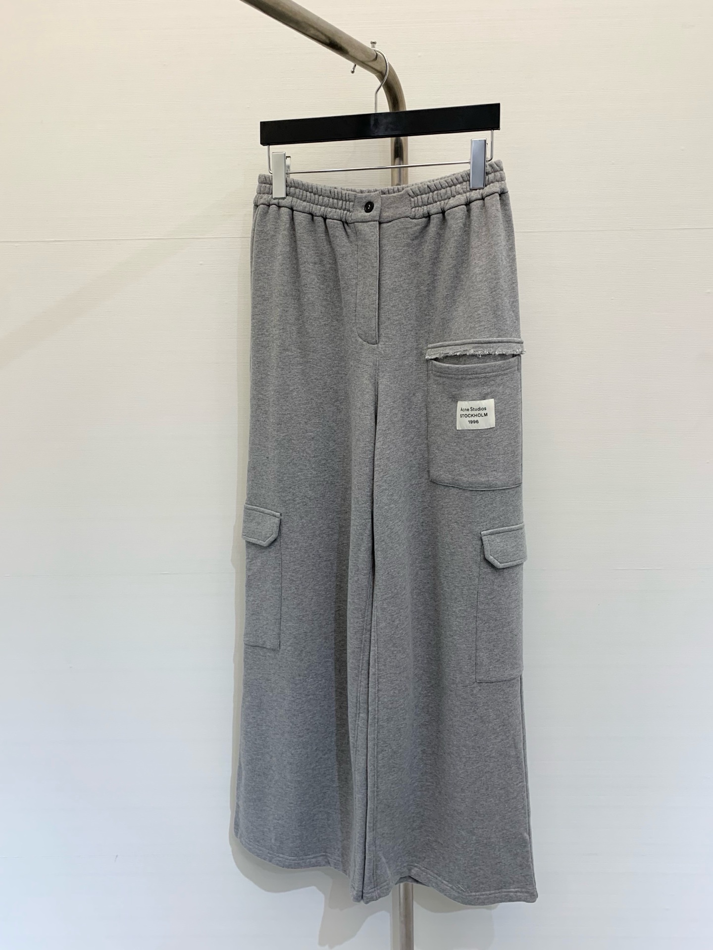 NO:321329,Acnestudios Spring and Summer New Style, terry pocket work pants, elastic waist   placket design, classic style never picks people, free and unpressurized upper body, loose straight pants, and strong inclusiveness to the legs. Multi-pocket design is the soul of work style!  The design of each part is carefully designed, striving to make three-dimensional and slim and stylish. The details with cover are styling and practical. It is also more convenient to put on and take off. It is a must-have for cool girl outfits with tough texture, and it is a very versatile color!  SML, acne studios,dior,alexander wang19860909Acnestudios  春夏新款 毛圈口袋工装裤,松紧腰 门襟设计,经典款从不挑人,上身自在无压,宽松直筒裤型,对腿型包容性强.多口袋设计是工装风的灵魂所在！每一处的设计均是精心设计,力求达到立体显瘦有型,带盖细节有造型感的同时又很实用.穿脱也更加方便,硬朗质感的酷girl穿搭必备,非常百搭的色系！ 码数SML,,acne studios,dior,alexander wang,Women's clothing