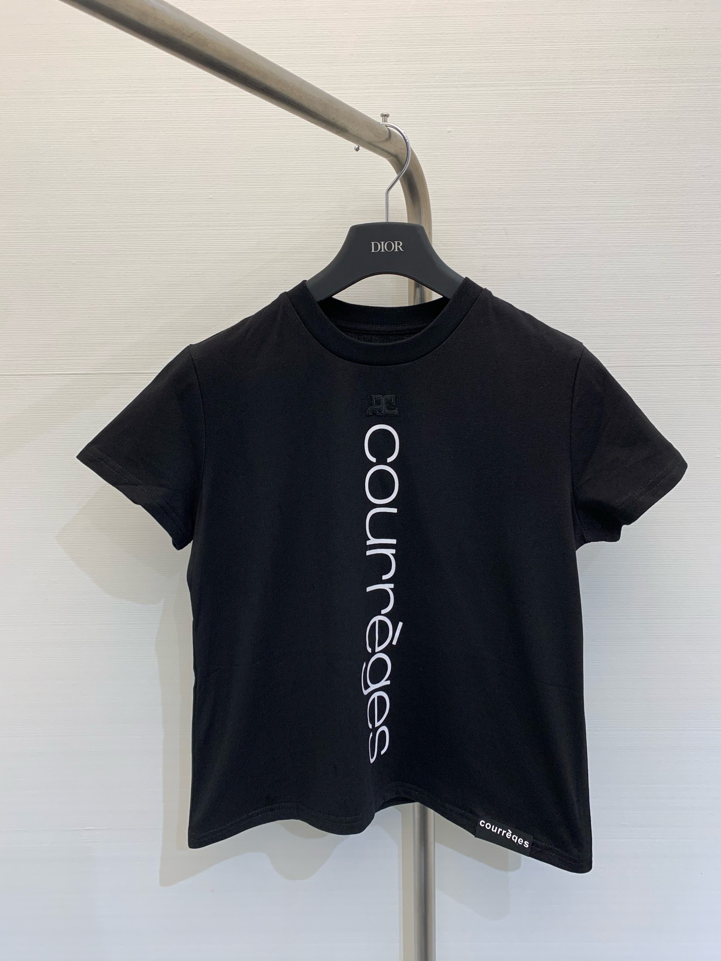 NO:321331,Courreges new spring and summer print embroidered logo T-shirt, super versatile inside and outside. Color white black. SML, tees, t-shirt, alexander wang19860909Courreges  春夏新款 印花刺绣LogoT恤,内搭外穿都超百搭 颜色白色 黑色 码数SML,,tees，t-shirt,alexander wang,Women's clothing