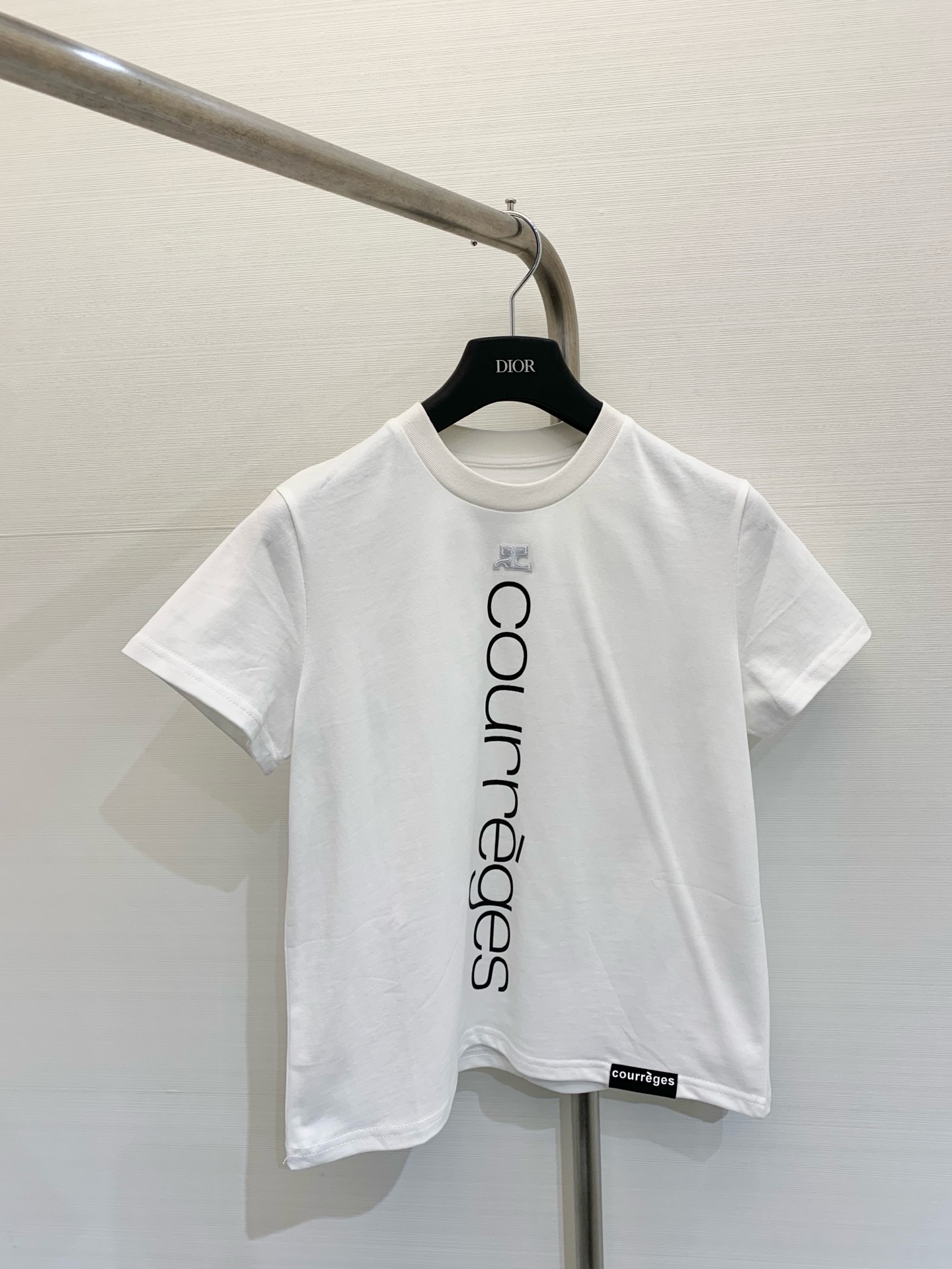 NO:321335,Courreges new spring and summer print embroidered logo T-shirt, super versatile inside and outside. Color white black. SML, tees, t-shirt, alexander wang19860909Courreges  春夏新款 印花刺绣LogoT恤,内搭外穿都超百搭 颜色白色 黑色 码数SML,,tees，t-shirt,alexander wang,Women's clothing