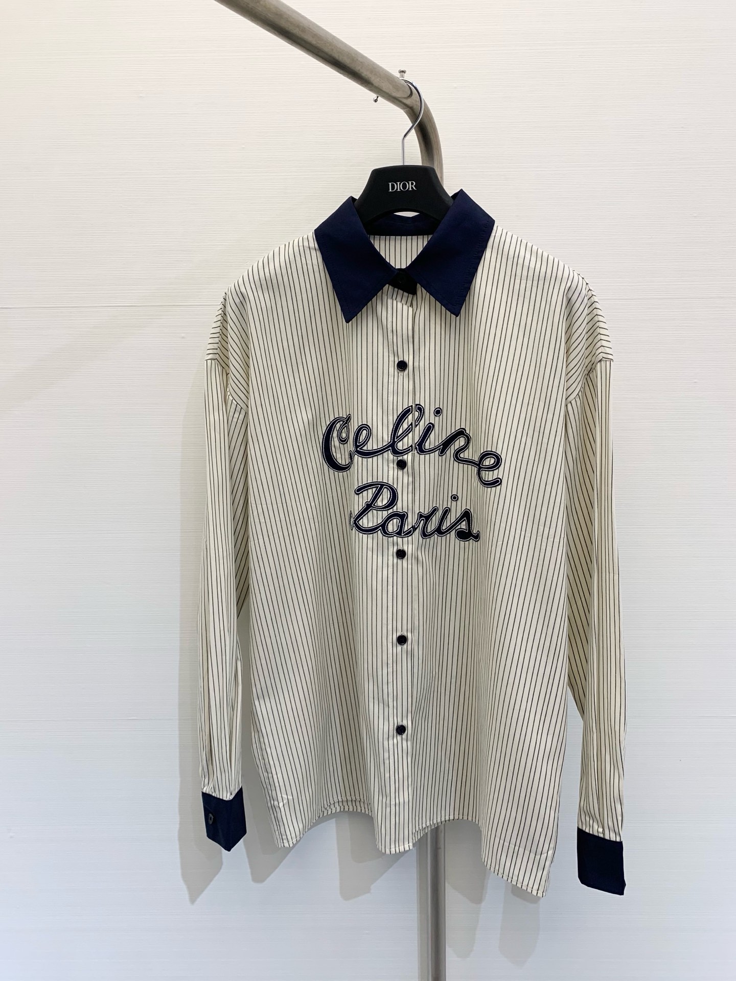 NO:321337,Celi* Spring and Summer New Product Contrast Lapel Shirt!  , customized letter patch embroidery decoration, minimalist style French elegant lazy style, casual and fashionable, three-dimensional tailoring version can be sweet and salty to reduce age-reducing girlish style, and various ways to wear versatile, look slim and tall!  Highly recommend your own version!  Imported high-density pure cotton fabric has a silky texture!  Workmanship quality depends on details. SML, celine,shirts,alexander wang19860909Celi*  春夏新品 撞色翻领衬衫！,定制字母贴布绣装饰,极简主义风法式优雅的慵懒风,休闲又时髦,立体剪裁版版型可甜可盐减龄少女风,多种穿法百搭上身显瘦又高挑！强烈推荐自留款！进口高密度纯棉面料丝滑质感超赞！做工品质看细节 码数SML,,celine,shirts,alexander wang,Women's clothing