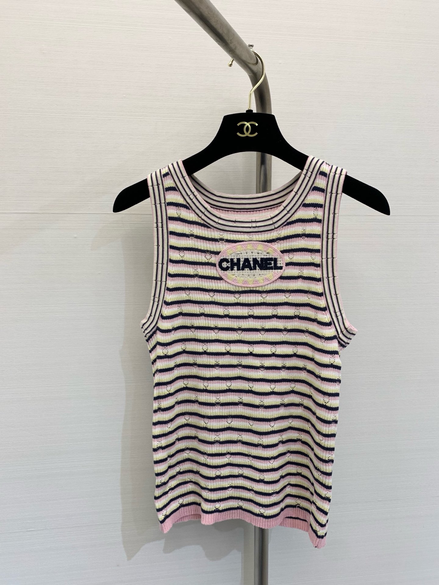 NO:321330,170Chan*l 2025 series badge striped vest, 25 latest series, super beautiful pink I-shaped vest, embroidered logo decoration on the chest, super beautiful upper body SML 316, chanel, alexander wang19860909170Chan*l 2025 系列款 徽章条纹背心,25最新系列,超美粉色系工字背心,胸前饰以刺绣logo装饰,上身超美 码数SML 316,,chanel,alexander wang,Women's clothing