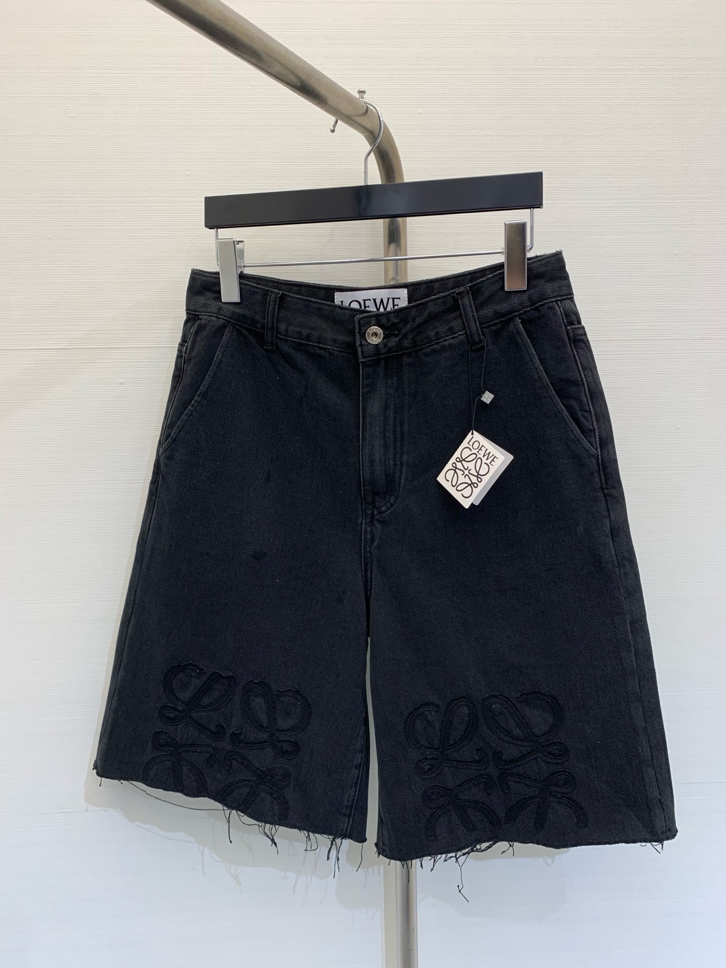 NO:321338,Loew* New early spring product Cat claw enzyme wash water high-end carbon black denim mid-trousers!  The classic logo patch embroidery straight-tube style is fashionable and high-end!  The knee logo contrasting color hollow decoration, the three-dimensional tailoring style is versatile and slimming!  Imported pure cotton high-density twill denim fabric has a great texture!  All-match, perfect workmanship quality depends on details. SML 9, loewe, alexander wang19860909Loew*  早春新品 猫爪酵素洗水高级炭黑牛仔中裤！经典logo贴布刺绣直筒版型时髦又高级！膝盖logo撞色镂空装饰,立体剪裁版型百搭又显瘦！进口纯棉高密度斜纹牛仔面料质感超赞！百搭绝绝子,完美做工品质看细节 码数SML 9,,loewe,alexander wang,Women's clothing