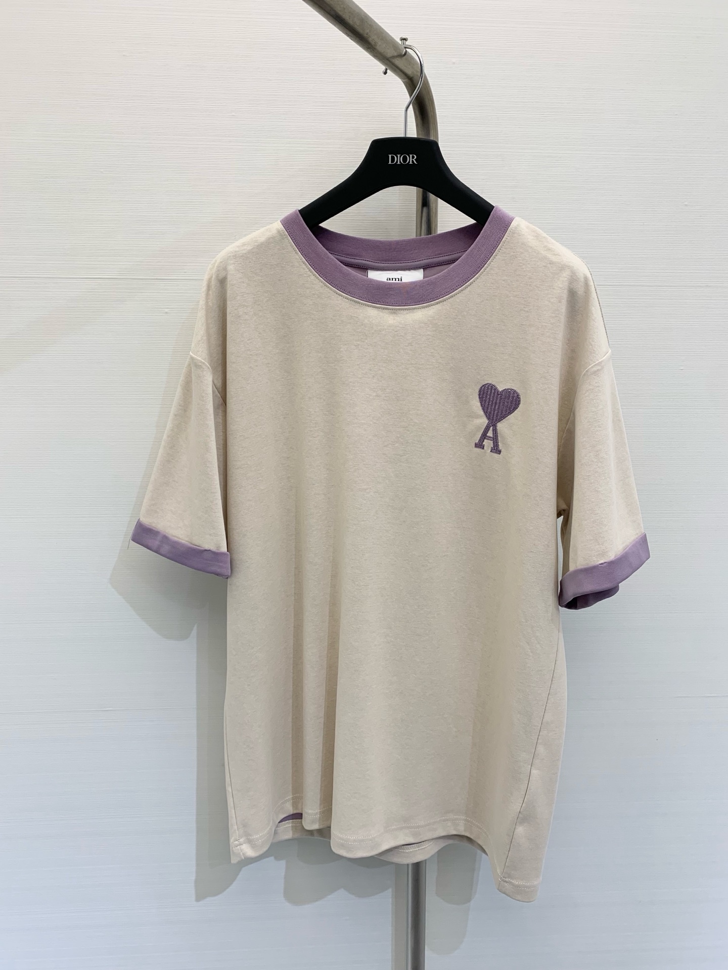 NO:321339,AMI 2025 Spring and Summer New Three-color Contrast Embroidery Loose Short-Sleeve T-shirt, made of pure cotton material, soft upper body, skin-friendly material, contrasting color design, embroidery love craftsmanship, texture online, the turning worker's line is flat and delicate, perfect details processing. Number of codes XS S M L P,, T-shirt,tees, t-shirt,alexander wang19860909AMI 2025 春夏新款 三色撞色刺绣爱心宽松短袖T恤,采用纯棉材质上身柔软,亲肤材质,撞色设计,刺绣爱心工艺,质感在线,车工走线平整细腻,完美细节处理 码数XS S M L P,,T-shirt,tees，t-shirt,alexander wang,Women's clothing