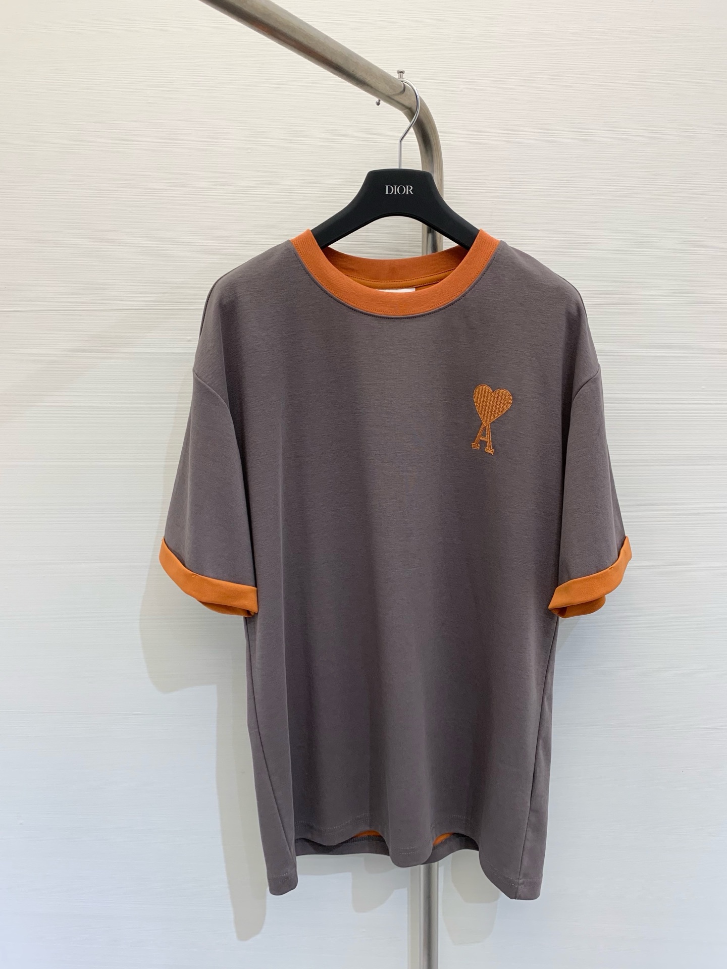 NO:321342,AMI Spring and Summer New Three-color Contrast Embroidery Loose Short-Sleeve T-shirt, made of pure cotton material, soft upper body, skin-friendly material, contrasting color design, embroidery love craftsmanship, texture online, smooth and delicate threading, perfect details processing. Number of codes XS S M L,, T-shirt,tees, t-shirt,alexander wang19860909AMI  春夏新款 三色撞色刺绣爱心宽松短袖T恤,采用纯棉材质上身柔软,亲肤材质,撞色设计,刺绣爱心工艺,质感在线,车工走线平整细腻,完美细节处理 码数XS S M L,,T-shirt,tees，t-shirt,alexander wang,Women's clothing