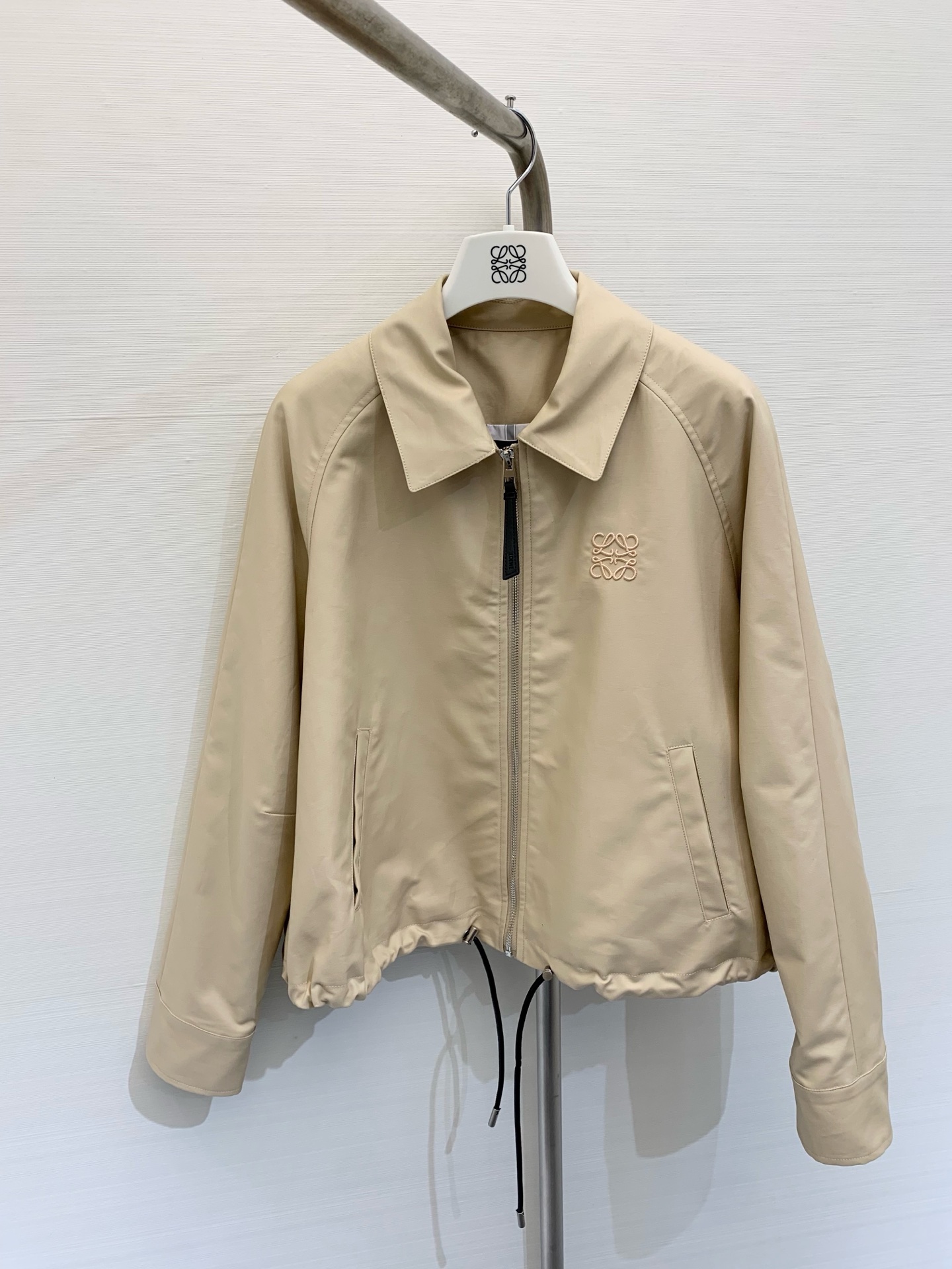 NO:321345,Jackets, trousers* New spring and summer series Lapel zipper jacket   wide-leg cropped pants set, YB custom fabric is light and delicate, comfortable and skin-friendly, not sweaty, chest logo print, highlighting brand characteristics This year's popular wheat skin tone and classic black, a casual and fashionable upper body, a pleated drawstring design with a quiet hem, the contrasting color of the pants at the waist is very detailed, versatile style, can be taken separately, SML, Jackets & coats, Jackets & coats, alexander wang19860909外套 长裤*  春夏系列新款 翻领拉链夹克外套 阔腿八分裤套装,yb定制面料轻盈细腻,舒适亲肤不闷汗 胸前提logo印花 彰显品牌特性 今年流行的麦肤色和经典黑色 一套上身随性时髦 衣身下摆静心的百褶抽绳设计 裤子腰间撞色更是很有细节感设计 百搭的款式 可分开拿 码数SML,,jackets & coats,jackets & coats,alexander wang,Women's clothing