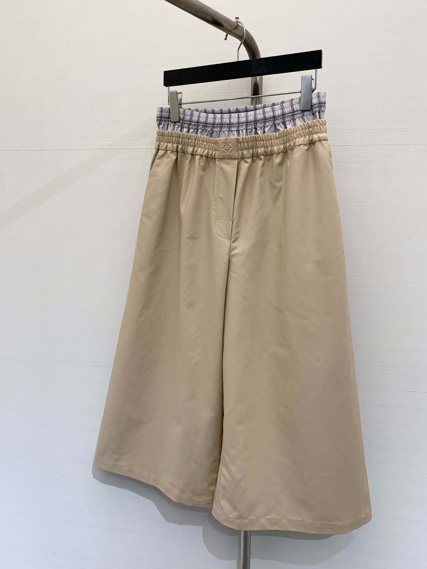 NO:321348,Jackets, trousers* New spring and summer series Lapel zipper jacket   wide-leg cropped trousers set, YB custom fabric is light and delicate, comfortable and skin-friendly, not sweaty, chest logo print, highlighting brand characteristics, this year's popular wheat skin tone and classic black, a casual and fashionable upper body, a pleated drawstring design with a quiet hem, the contrasting color of the trousers waist is very detailed, versatile style, can be taken separately, SML jacket 80680 trousers 10540,, jackets & coats, jackets & coats, alexander wang19860909外套 长裤*  春夏系列新款 翻领拉链夹克外套 阔腿八分裤套装,yb定制面料轻盈细腻,舒适亲肤不闷汗 胸前提logo印花 彰显品牌特性 今年流行的麦肤色和经典黑色 一套上身随性时髦 衣身下摆静心的百褶抽绳设计 裤子腰间撞色更是很有细节感设计 百搭的款式 可分开拿 码数SML 外套80680 长裤10540,,jackets & coats,jackets & coats,alexander wang,Women's clothing