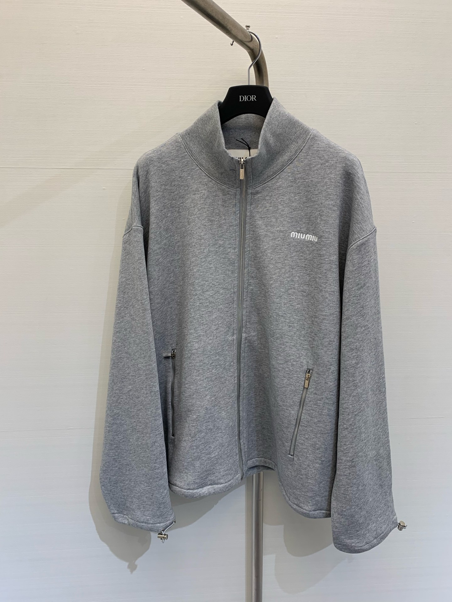 NO:321351,MIUMI* 2025 Spring and Summer New Style Classic Zipper Standing Collar Sweater Jacket, Clean and neat cut, thick, straight and stylish fabric, elastic rope design with cuffs, various outfits, loose and comfortable, full of casual and spicy style, versatile style, easy to wear, with its own effect, fashionable and exquisite love, comfortable and stylish, both code SML,,miumiu,hoodie,sweatshirts,jackets & coats,alexander wang19860909MIUMI* 2025 春夏新款 经典拉链立领卫衣外套,干净利落的裁剪,面料厚实挺阔有型,袖口弹力绳设计 多种穿搭 宽松舒适无束缚感,满满的随性酷辣风,版型百搭好穿,自带效果,时髦精的大爱,舒适有型两不误 码数SML,,miumiu,hoodie,sweatshirts,jackets & coats,alexander wang,Women's clothing