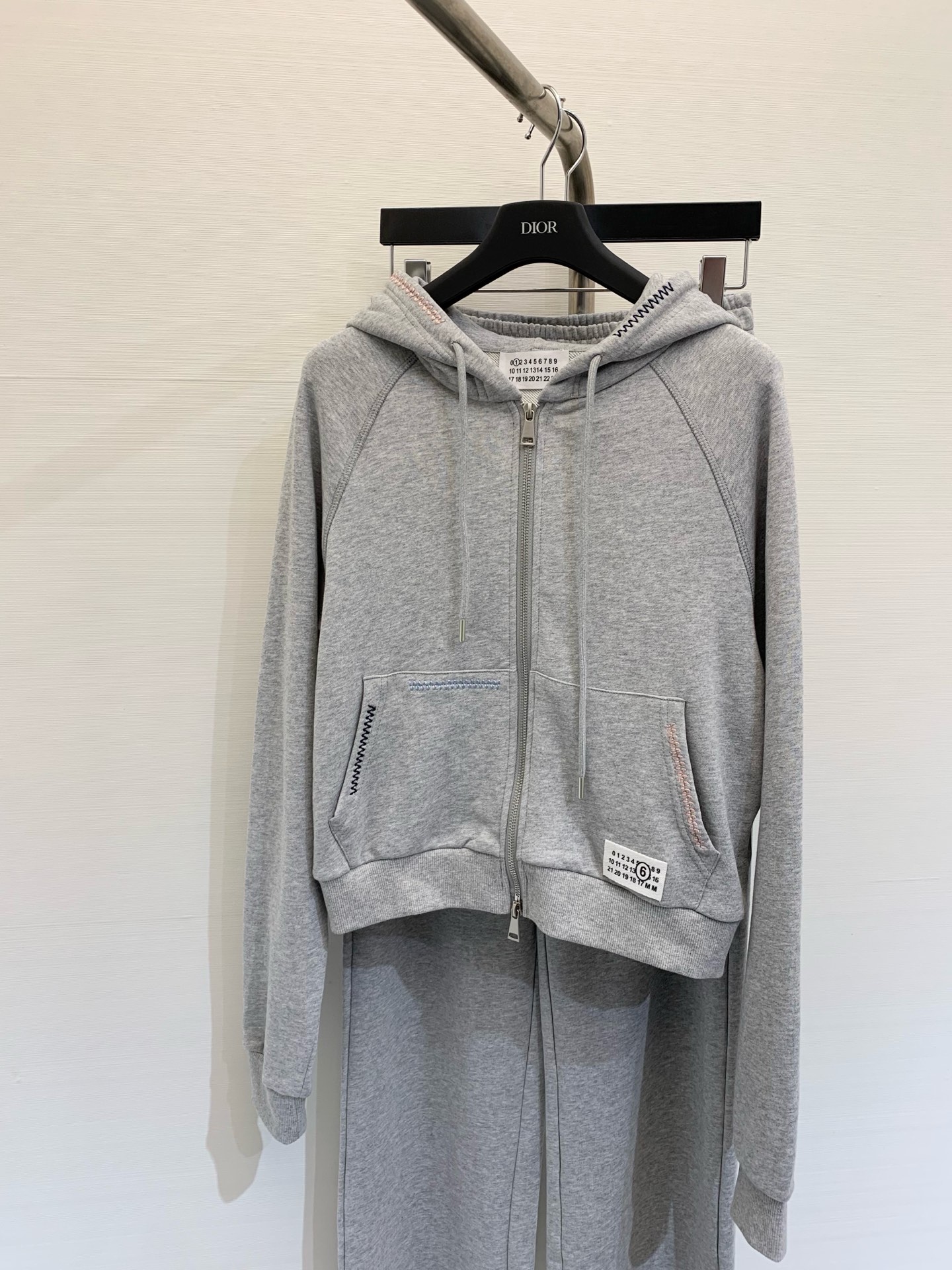 NO:321357,MM6 2025 Spring and Summer Latest Series Bright-line Design Hooded Sweatshirt Jacket Trousers Set!  Customized native air cotton material, comfortable and soft, fashionable outfit, hooded zipper jacket tailoring, creating a delicate and coordinated atmosphere, embellished letter label decoration on the hem, brand high-end stand-alone, overall style is low-key and textured, matched with elastic waist trousers in the same series, the front contour presents H-shaped three-dimensional edge details, logo processing echoes up and down, straight-tube style modifying the legs, fashionable and practical. SML P,,masion margiela,hoodie,sweatshirts,jackets & coats,hats,alexander wang19860909MM6 2025 春夏最新系列 明线设计连帽卫衣外套长裤套装！定制原生空气棉材质,舒适软糯,穿搭洋气,连帽拉链外套剪裁,营造出精致协调的氛围感,下摆点缀字母标签装饰,品牌高级感立显,整体风格低调不失质感,搭配同系列松紧腰长裤,正面轮廓线呈现H形立体边细节,徽标处理上下呼应,直筒版型修饰腿型,时尚又有实用性 码数SML P,,masion margiela,hoodie,sweatshirts,jackets & coats,hats,alexander wang,Women's clothing