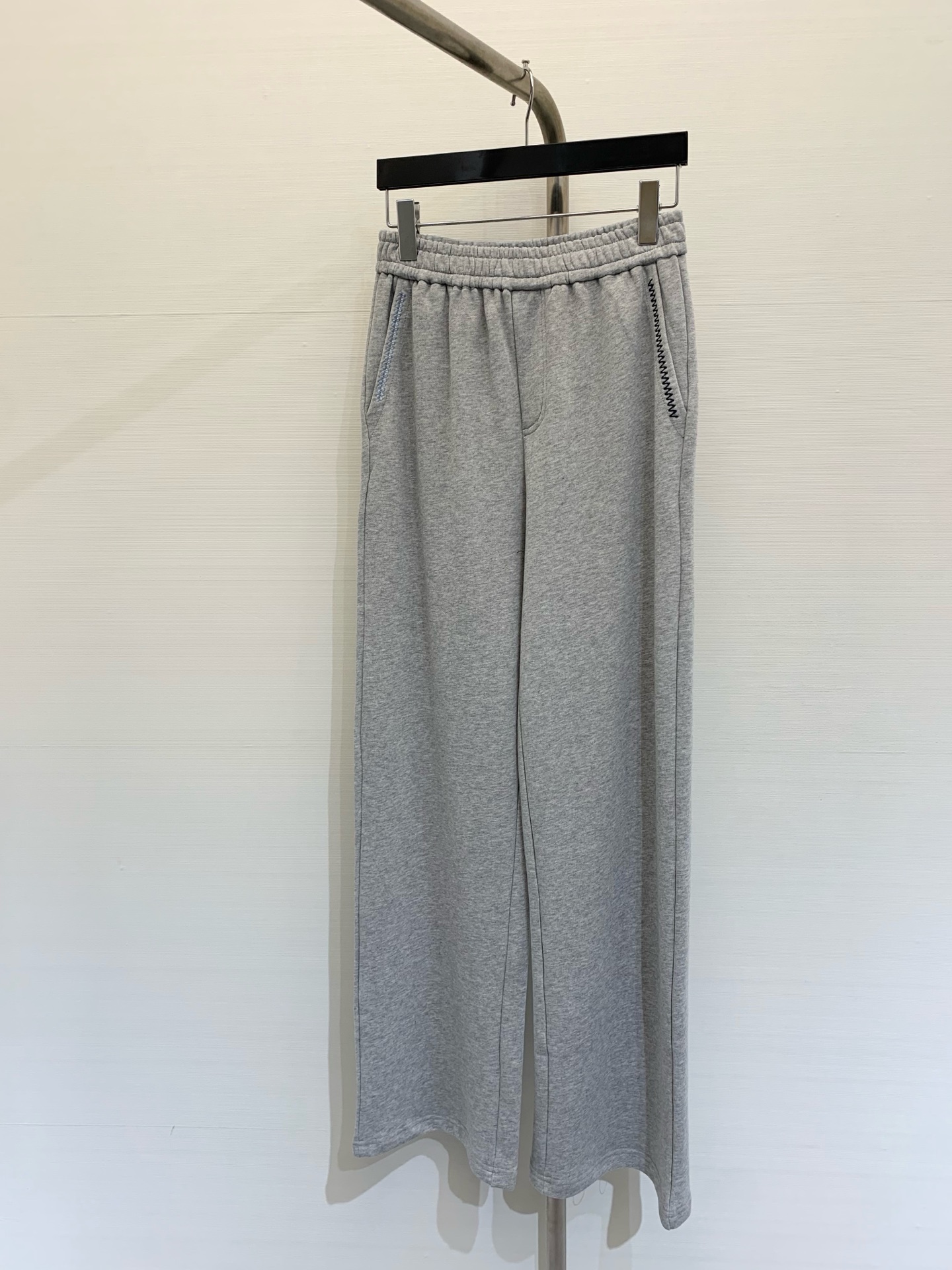 NO:321360,MM6 2025 Spring and Summer Latest Series Bright-line Design Hooded Sweatshirt Jacket Trousers Set!  Customized native air cotton material, comfortable and soft, fashionable outfit, hooded zipper jacket tailoring, creating a delicate and coordinated atmosphere, embellished letter label decoration on the hem, brand high-end stand-alone, overall style is low-key and textured, matched with elastic waist trousers in the same series, the front contour presents H-shaped three-dimensional edge details, logo processing echoes up and down, straight-tube style modifying the legs, fashionable and practical. SML,,masion margiela,hoodie,sweatshirts,jackets & coats,hats,alexander wang19860909MM6 2025 春夏最新系列 明线设计连帽卫衣外套长裤套装！定制原生空气棉材质,舒适软糯,穿搭洋气,连帽拉链外套剪裁,营造出精致协调的氛围感,下摆点缀字母标签装饰,品牌高级感立显,整体风格低调不失质感,搭配同系列松紧腰长裤,正面轮廓线呈现H形立体边细节,徽标处理上下呼应,直筒版型修饰腿型,时尚又有实用性 码数SML,,masion margiela,hoodie,sweatshirts,jackets & coats,hats,alexander wang,Women's clothing