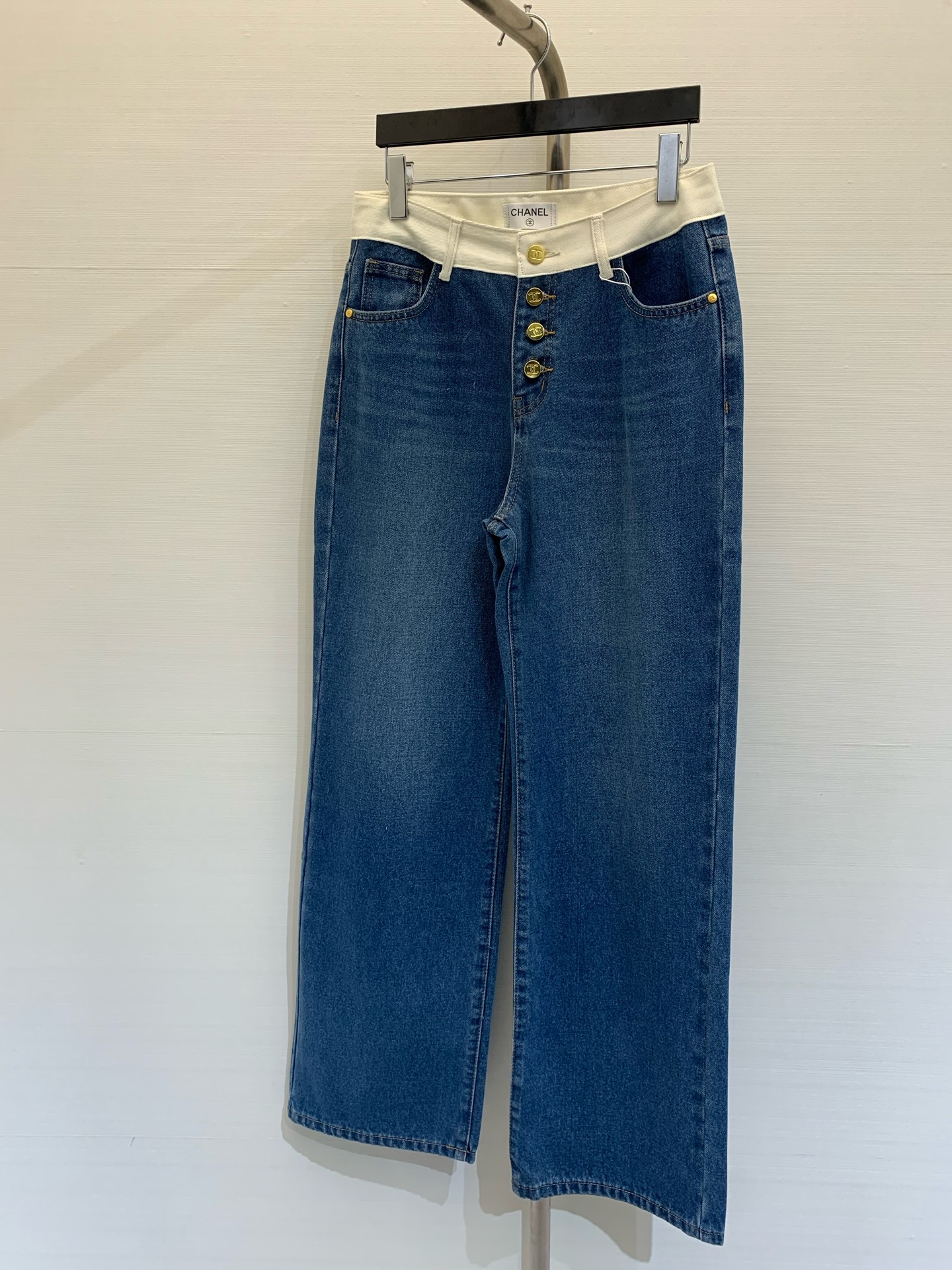 NO:321375,* New spring and summer style white waist-stitched multi-button straight-leg pants, using imported denim fabric, used for the anti-enzyme enzyme washing process, the wash water is very positive, the pattern of the pants is very delicate, soft and comfortable, the back pocket embroidered love letter design, the upper body makes the legs look slimming, whoever wears it makes the series, can control any body size -,,alexander wang19860909*  春夏新款 白腰头拼接多扣直筒裤,采用进口牛仔面料,对版酵素做旧水洗工艺处理,洗水颜色很正,裤子的纹路非常细腻,柔软舒适,后袋刺绣爱心字母设计,上身显瘦显腿长,谁穿谁显瘦系列,任何身形都可驾驭 码数--,,alexander wang,Women's clothing