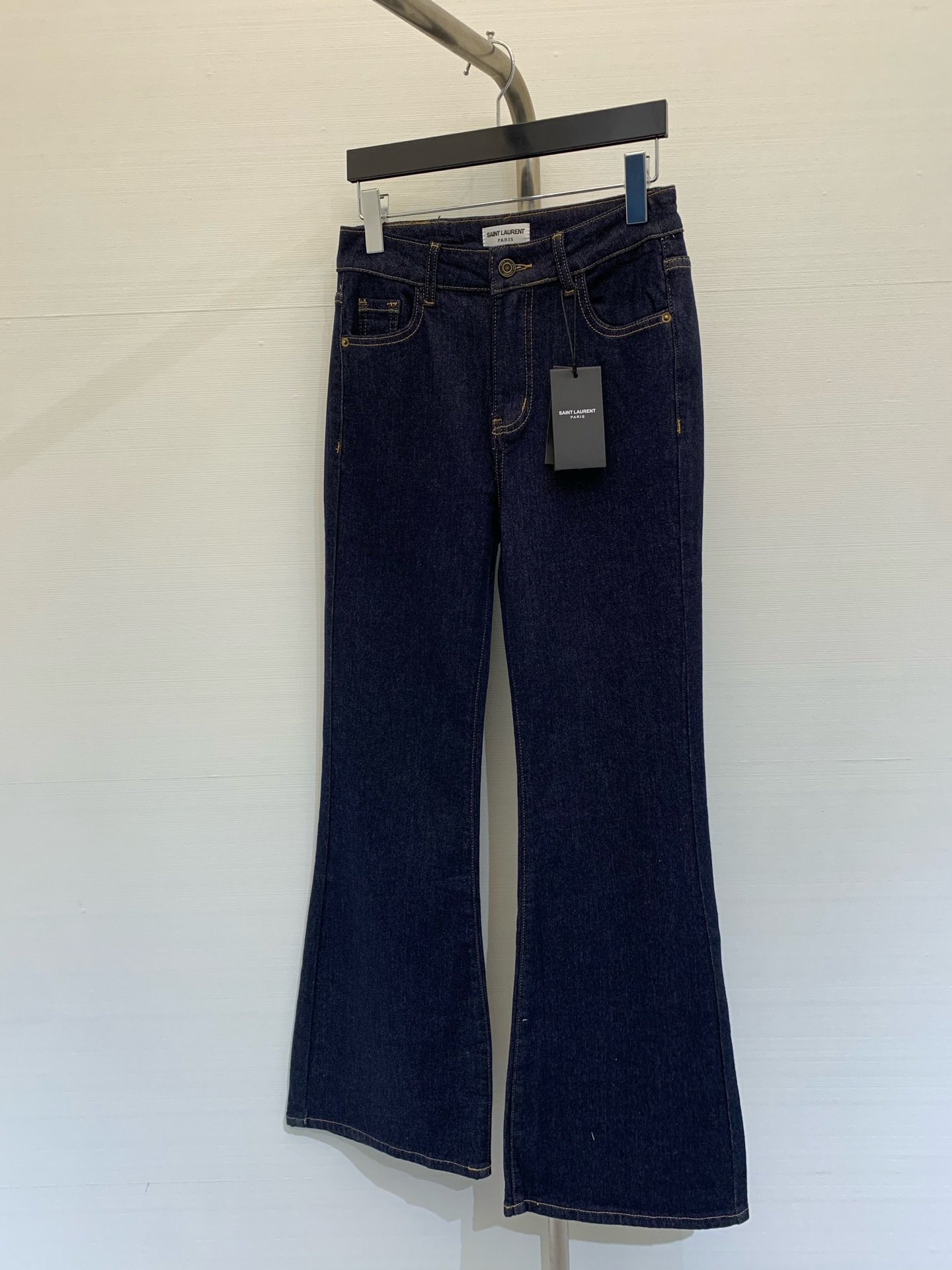 NO:321371,New spring and summer style, simple wool grab elastic jeans | Exclusive high-end production!  Imported denim cotton elastic fabric is soft and comfortable, the fabric is elastic, and can be controlled by any figure. A must-have inner wool design in winter. A small scale style of gravity displays the body curve and fashionableness~ A classic color of a single product that can never be struck by even if you close your eyes. Irreplaceable high-end slack and customized hardware accessories quality depends on the details. Number of codes, jeans, alexander wang19860909春夏新款 简约抓毛弹力微喇牛仔裤丨独家高版出品！进口牛仔棉弹面料柔软舒适 面料有弹力 任何身材都可驾驭 冬天必备款内里抓毛设计 重心机微喇版型 展示身材曲线以及时髦度~ 闭眼入也不会踩雷的单品经典色系 不可替代的高级松弛感定制五金配件品质看细节 码数,,jeans,alexander wang,Women's clothing