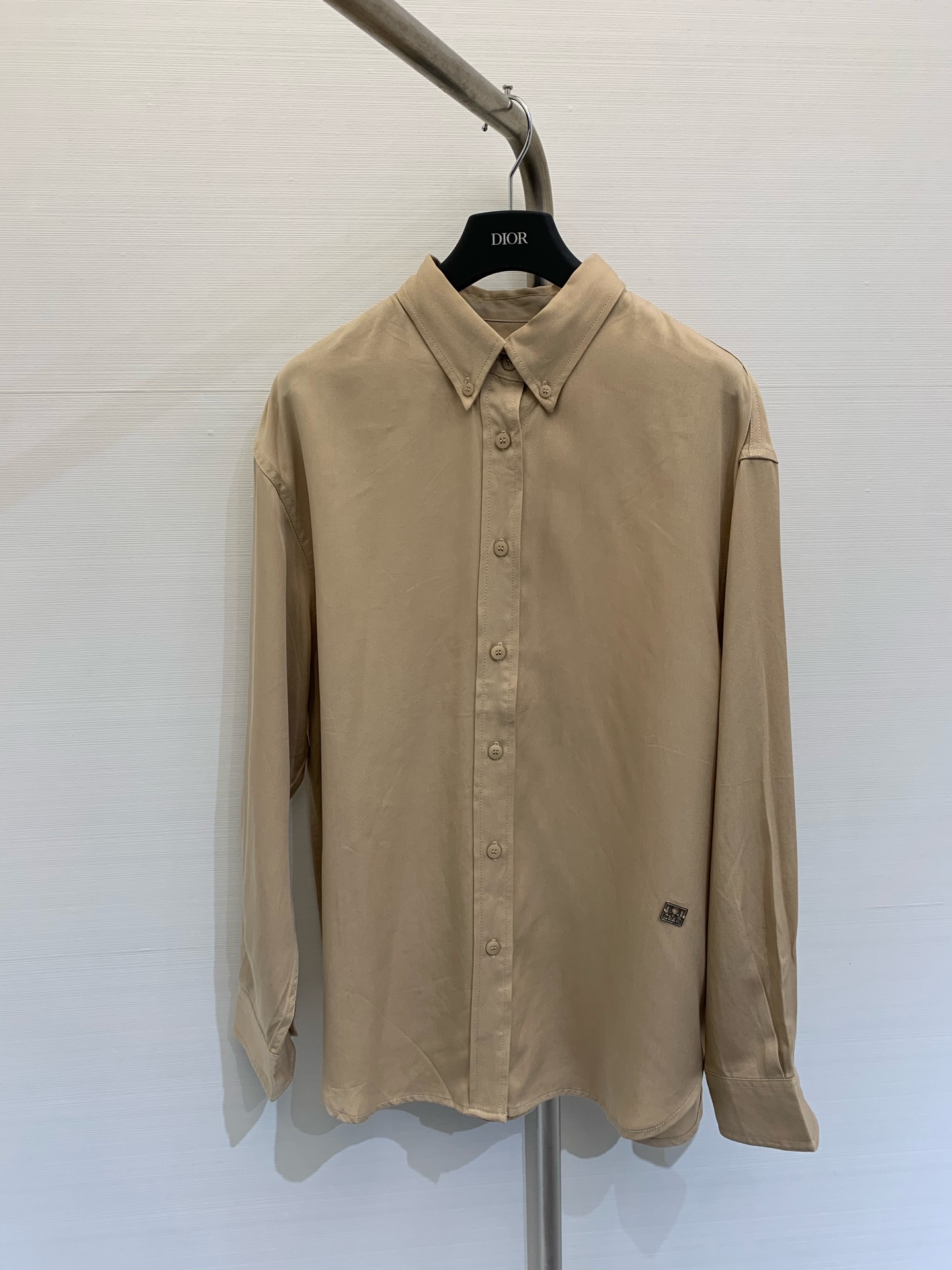 NO:321369,Toteme 2025 Spring and Summer New Style, Shirt Control can be collected instantly!  The loose style is very inclusive, and the body is loose and casual and comfortable to wear. It looks very comfortable. The fabric is soft and can be concave in various shapes, either open, knotted or tied in!  Everyday leisure and vacation office is perfect!  SML, Shirts,alexander wang19860909Toteme 2025 春夏新款 衬衫控可以秒收！宽松版型,包容性很好,穿上身松弛又随性自在,属于看着就很舒服的～面料柔软可以凹多种造型,敞开或者打结或者扎进去都可！日常休闲度假办公室都很适合！ 码数SML,,shirts,alexander wang,Women's clothing