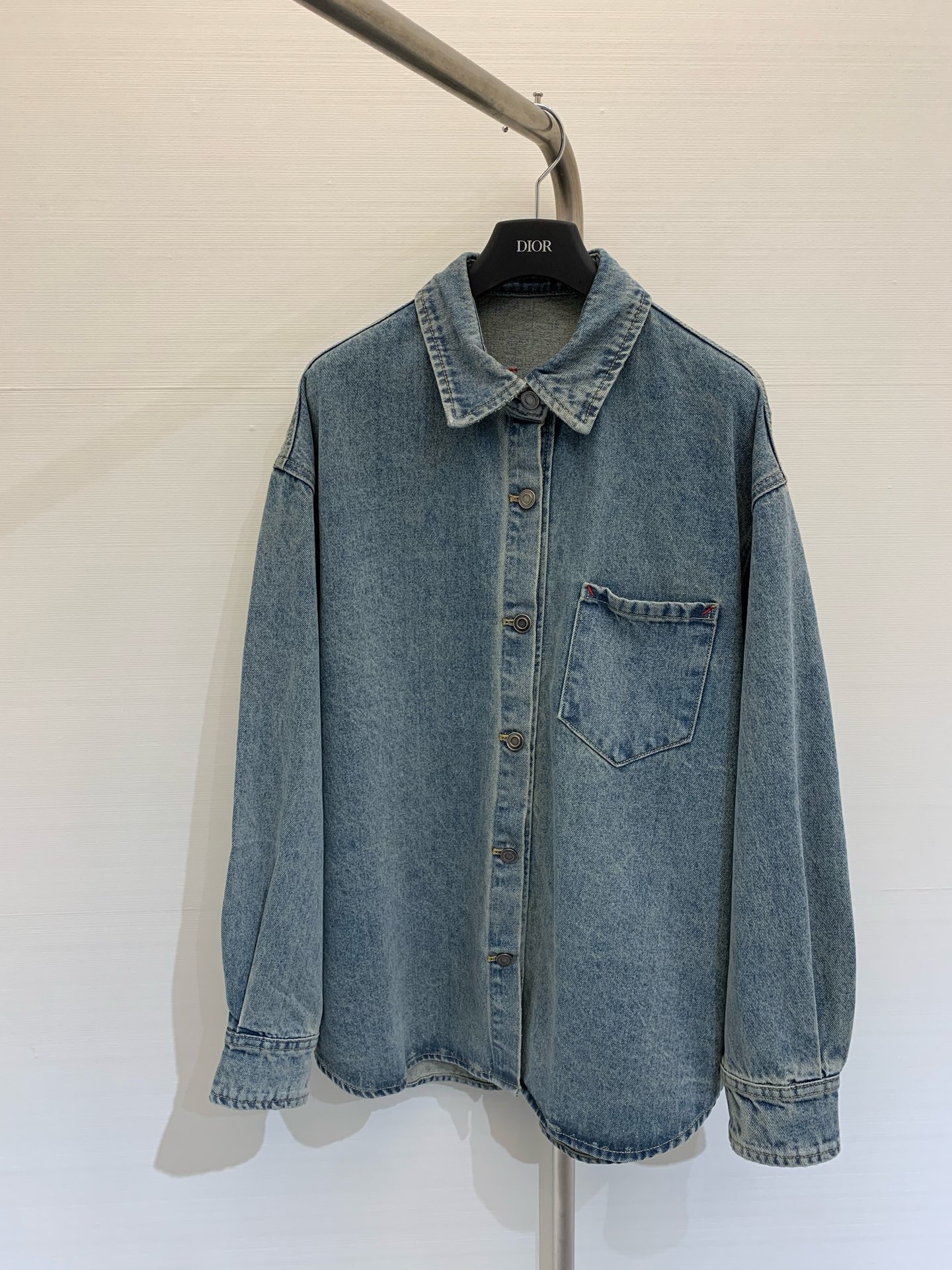 NO:321368,MM6 2025 Spring and Summer New Style Cloth Logo Loose Denim Jacket, Customized YB Twill Cotton Denim Material, Soft and Comfortable Fabric, Good Breathability, Repeated Enzyme Washing Process, Not Easy to Dye and Decolor, Presenting Retro Natural Denim Blue Lapel Shoulder Cut, SML P,,masion Margiela, Jackets & Coats,alexander Wang19860909MM6 2025 春夏新款 布饰Logo宽松牛仔外套,定制YB斜纹棉牛仔材质 面料柔软舒适 透气性好 反复酵素水洗工艺处理 不易染色脱色 呈现复古自然牛仔蓝色 翻领落肩剪裁 码数SML P,,masion margiela,jackets & coats,alexander wang,Women's clothing