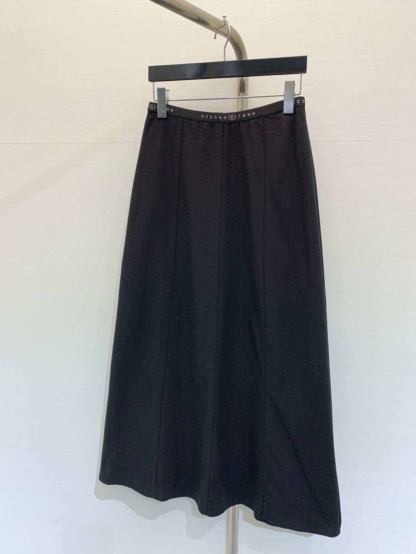 NO:321365,MM6 new summer digital waist skirt, the waist is made of digital logo webbing, imported textured twill cotton fabric, with a stunning texture, thin and thin style is not hot at all, the classic A-swing rear slit style creates a minimalist, high-end cool and handsome girlish style!  A versatile and fashionable upper body looks slim and tall!  Original custom hardware accessories embellish the waist, perfect workmanship quality depends on details. SML 9,,masion margiela,skirts,alexander wang19860909MM6  夏季新款 数字腰头半裙,腰头采用数字Logo织带包边,进口肌理斜纹棉面料,质感绝绝子,薄款薄款一点也不热,经典A摆后开叉版型打造极简高级酷帅少女风！百搭时髦上身显瘦又高挑！原版定制五金配件缀饰后腰,完美做工品质看细节 码数SML 9,,masion margiela,skirts,alexander wang,Women's clothing