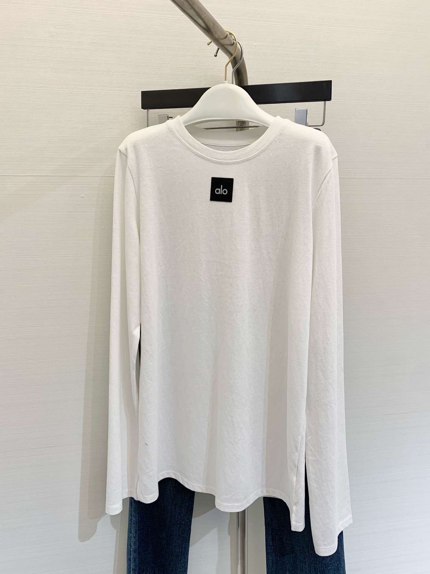 NO:321844,Alo 2025 Spring and Summer New Style Super nice round neck long-sleeved T-shirt, thin spring and summer pure cotton fabric, especially skin-friendly and soft and easy to wear, customized accessories, super beautiful and versatile style Color white black SML, tees, t-shirt, alexander wang19860909Alo 2025 春夏新款 超好看的圆领长袖T恤,春夏薄款的纯棉面料,特别亲肤柔软好穿,定制辅料,超美百搭款 颜色白色 黑色 码数SML,,tees，t-shirt,alexander wang,Women's clothing