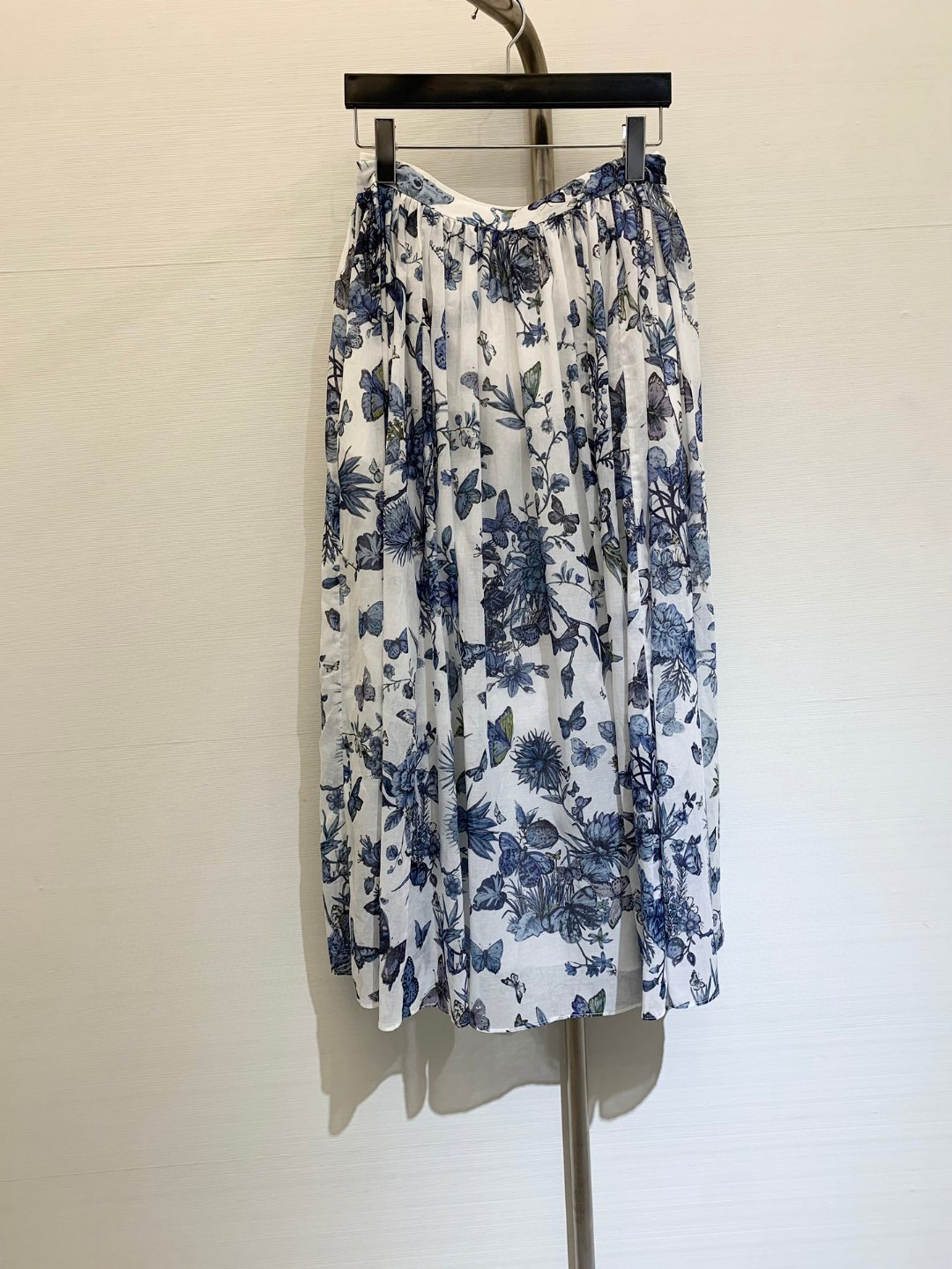 NO:321858,New early spring style fresh holiday style butterfly printed thin cotton skirt, highlighting butterflies and flowers with elegant and colorful colors, which can be worn in a more casual style or formal style!  The fabric is also made of pure cotton!  All-cotton cloth printed, the base cloth is light and breathable, and the upper body is very comfortable and draped!  The material is the softer one suitable for wearing it alone in early spring, and it is elegant and lively!  Skirts, alexander wang19860909早春新款 清新度假风蝴蝶花印花薄棉半裙,以优雅缤纷色彩突显蝴蝶和花卉可以穿出比较休闲的风格也可以正式！面料也是采用纯棉面料！全棉面布印花,底布轻薄透气上身非常舒适自带垂坠感！料子是那种比较柔和的适合早春单穿狠飘逸灵动！ 码数,,skirts,alexander wang,Women's clothing