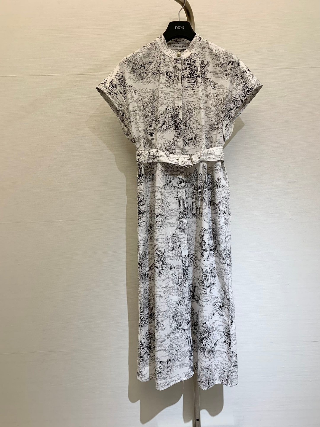 NO:321864,* New early spring products, printed shirts and long skirts, customized twill cotton material, breathable and comfortable, full texture. The dress is made of large-area sketching techniques. Urban architecture and town landscape paintings are highlighted. The upper body has a small standing collar and a short-sleeved shirt style. The upper body is decorated with a short-sleeved shirt style. The arm lines are modified. The new Chinese elegant atmosphere is divided into a wide belt. The long waistband of the cloth is divided into a good proportion. The umbrella-shaped long skirt is inclusive of the figure. The upper body is fashionable and fashionable. The upper body is more fairy-like. Customized surface accessories. The correct version. Number of codes, skirts, shirts, T-shirts, alexander wang.19860909*  早春新品 印花衬衫连衣长裙,定制斜纹全棉材质 透气舒适 质感十足 连衣裙通体以大面积素描手法 城市建筑城镇風景畫为亮点 上身小立领落肩短袖衬衫版型 修饰手臂线条 更添新中式素雅气息 本布宽腰带作分割 穿出长腿好比例 伞状长裙摆包容身材 上身出彩时髦 约会出席正式场合更显仙气气场 定制面辅料 认准版本 码数,,skirts,shirts,T-shirt,alexander wang,Women's clothing