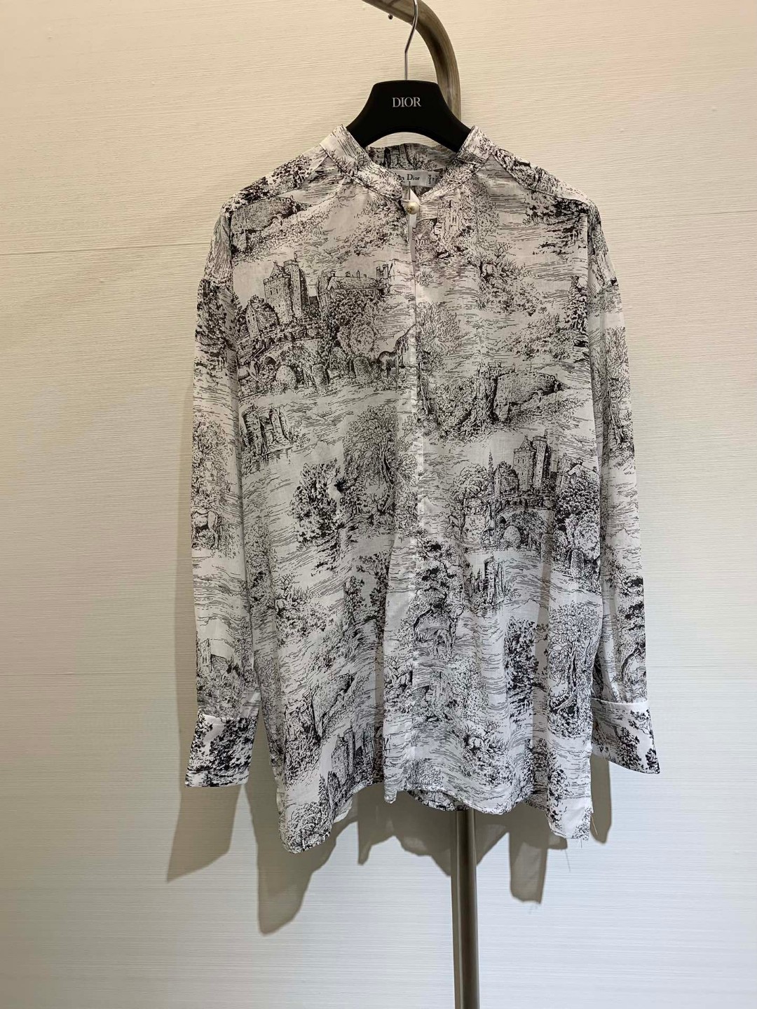 NO:321870,* Early spring new products Castle Jungle Animal Print Stand Collar Shirt, Custom Screw Double-Headed Pearl Cufflinks!  French elegant, casual and free styles can create various styles of outfits at will!  A super age-reducing artifact with white and rich beauty!  The loose-shoulder pleated sleeves are loose and three-dimensional tailored on the upper body and are casual and elegant. This season must-have versatile items!  Imported light and comfortable pure cotton fabric, workmanship quality depends on details, Shirts, alexander wang19860909*  早春新品 城堡丛林动物印花立领衬衫,定制螺丝钉双头珍珠袖扣！法式优雅随性洒脱可以随意塑造各种风格穿搭！气质白富美超级减龄神器！落肩褶袖宽松版型立体剪裁上身随性优雅.本季必入百搭单品！进口轻盈舒适的纯棉面料,做工品质看细节 码数,,shirts,alexander wang,Women's clothing