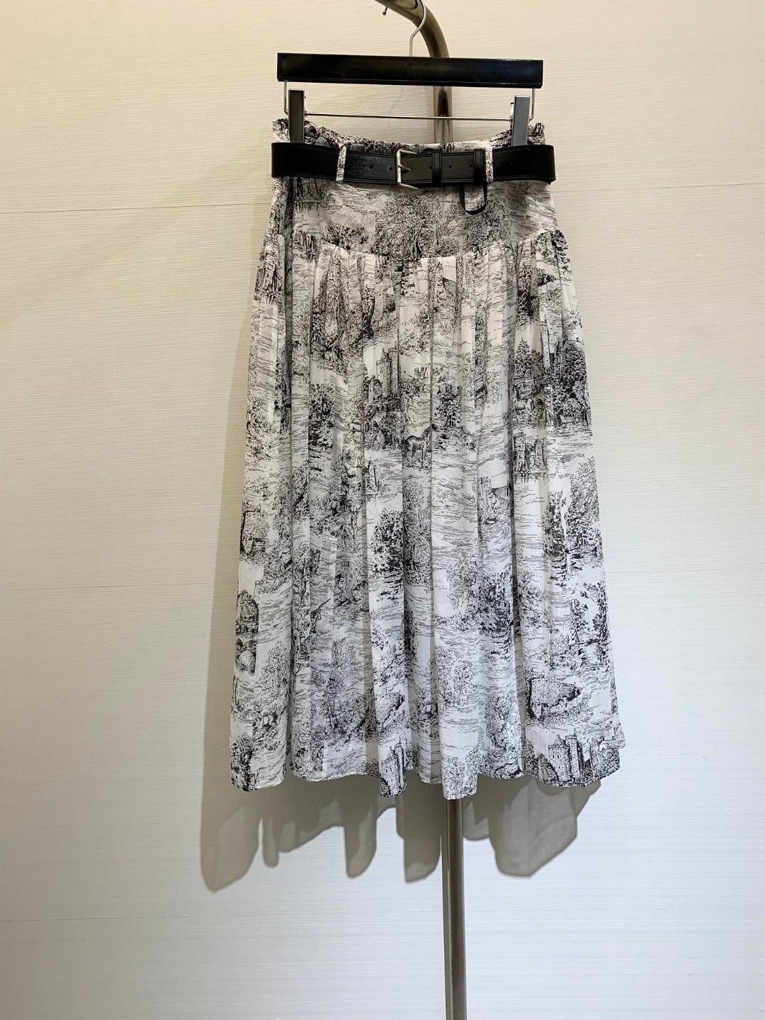 NO:321873,* New early spring products Castle Jungle Animal Printed Belt Pleated Skirt, with a French elegant and casual belt, you can create various styles of outfits at will!  A super age-reducing artifact with white and rich beauty!  This season must-have versatile items!  Imported light and comfortable pure cotton fabric, the workmanship quality depends on the details. Skirts, alexander wang19860909*  早春新品 城堡丛林动物印花腰带百褶半裙,配腰带法式优雅随性洒脱可以随意塑造各种风格穿搭！气质白富美超级减龄神器！本季必入百搭单品！进口轻盈舒适的纯棉面料,做工品质看细节 码数,,skirts,alexander wang,Women's clothing